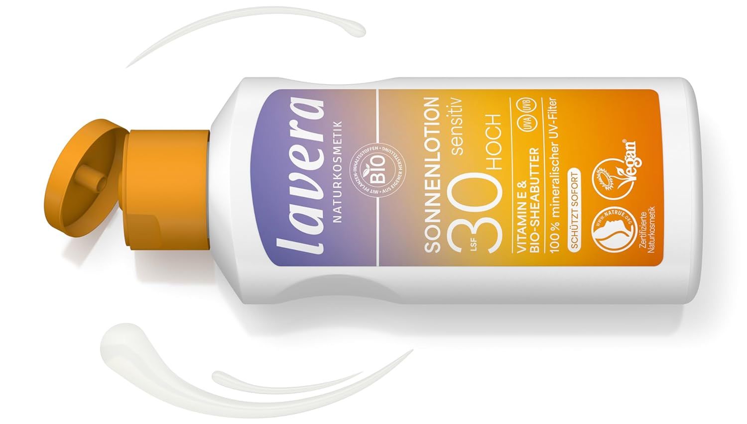 Flacone di lozione solare sdraiato, tappo aperto. Scritta: lavera, Sonnenlotion Sensitiv LSF 30, BIO, Vegan.