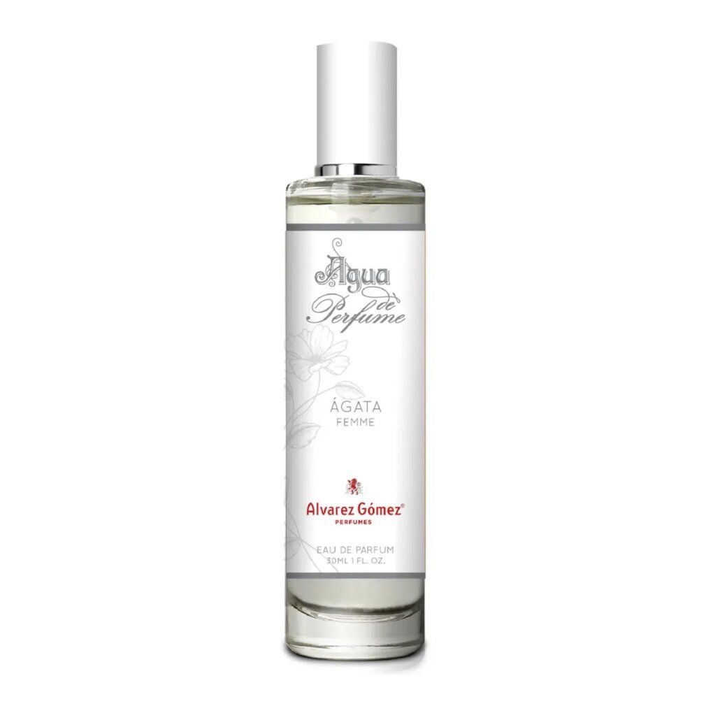 Flacone di profumo con etichetta bianca. Scritta: Ágata Femme, Alvarez Gómez. Eau de Parfum Spray.