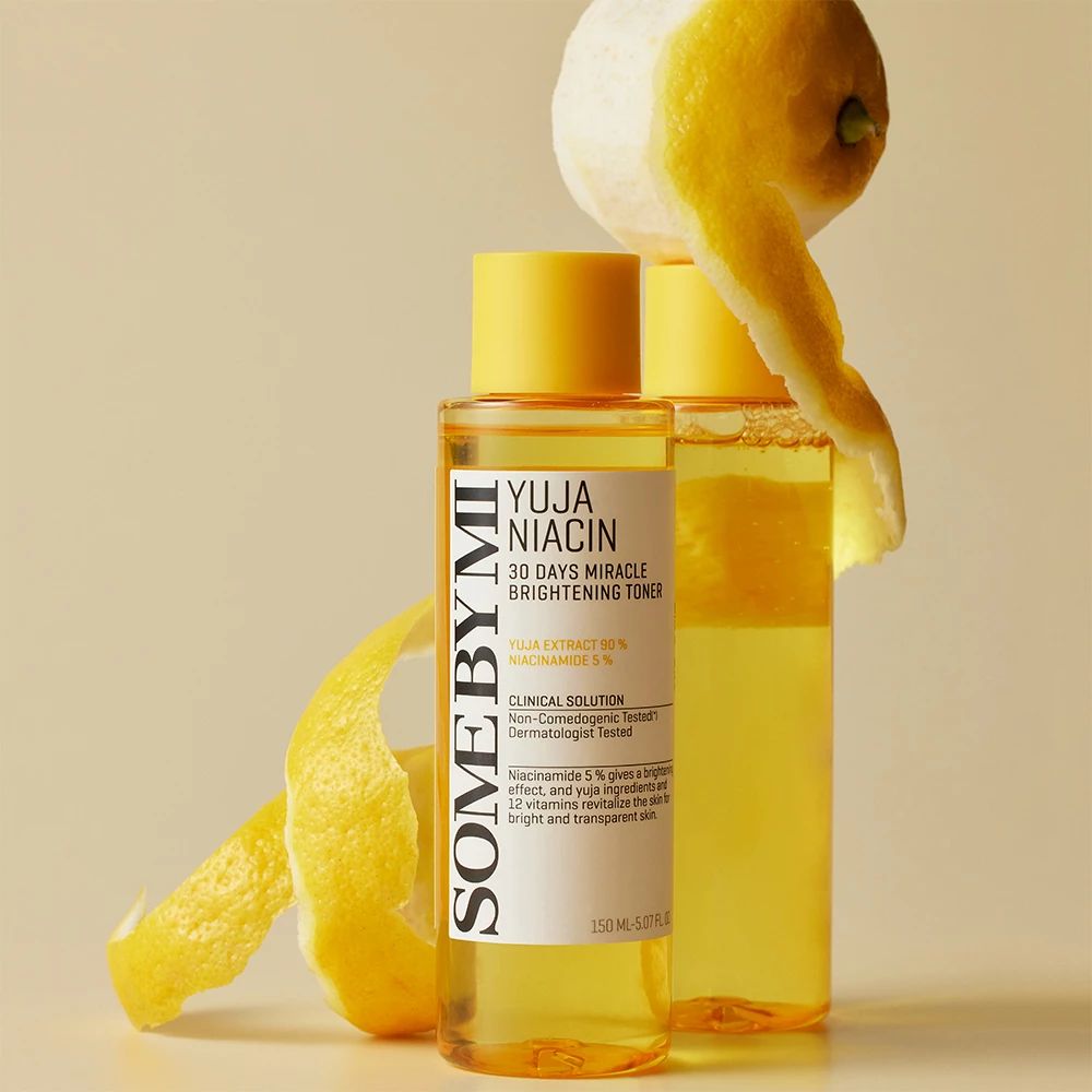 Due flaconi gialli con etichette bianche. Testo: SOME BY MI, Yuja Niacin, 30 Days Miracle Brightening Toner. Scorza di limone.