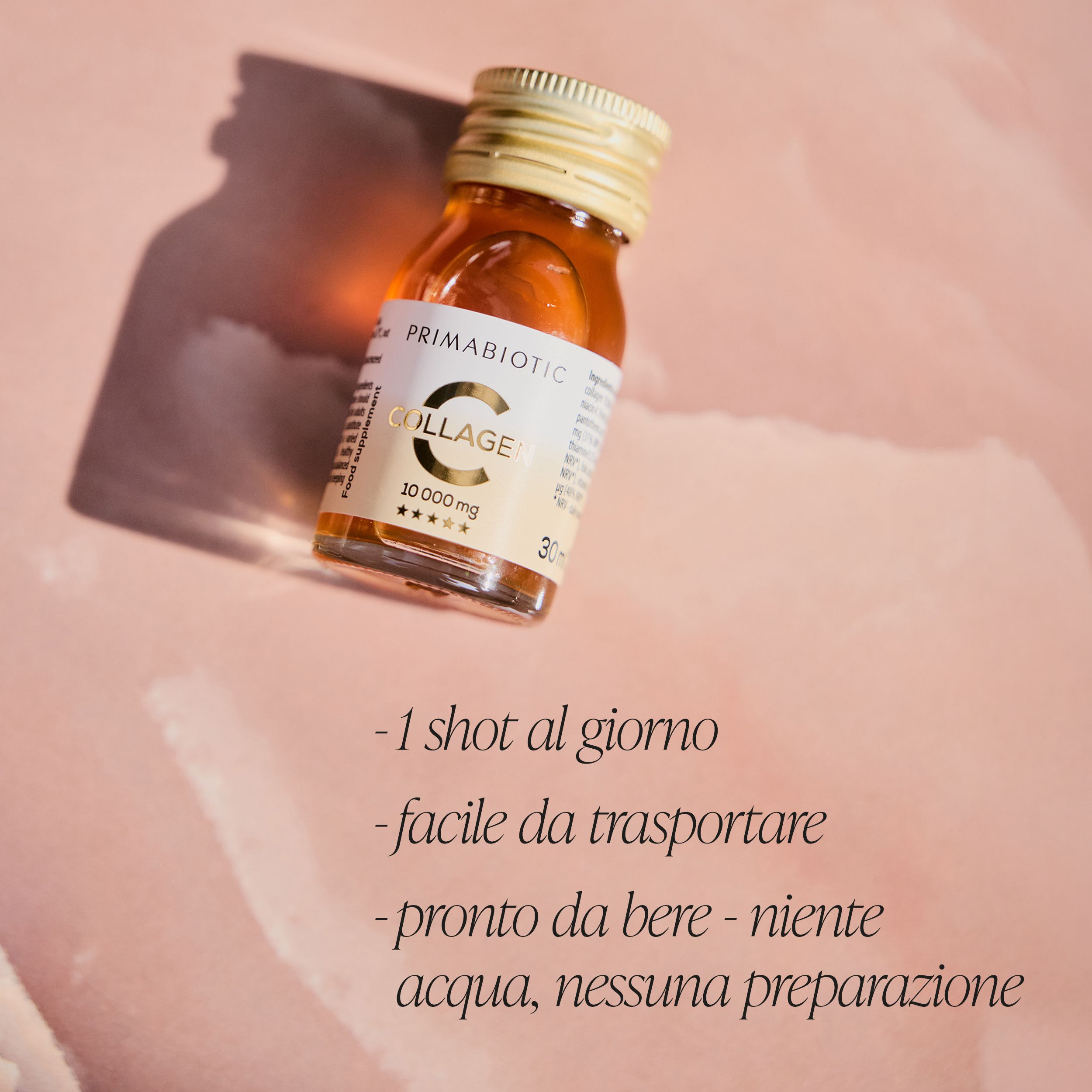 Una singola bottiglia di shot di collagene Primabiotic. Scritta: Collagene, 10000 mg. Bottiglia su sfondo rosa.