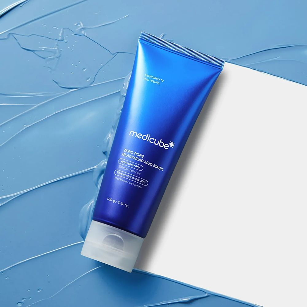 Tubo blu su sfondo blu e carta bianca. Scritta: medicube, Zero Pore Blackhead Mud Mask. Testo: AHA+BHA+PHA, Pore purifying clay 30%.