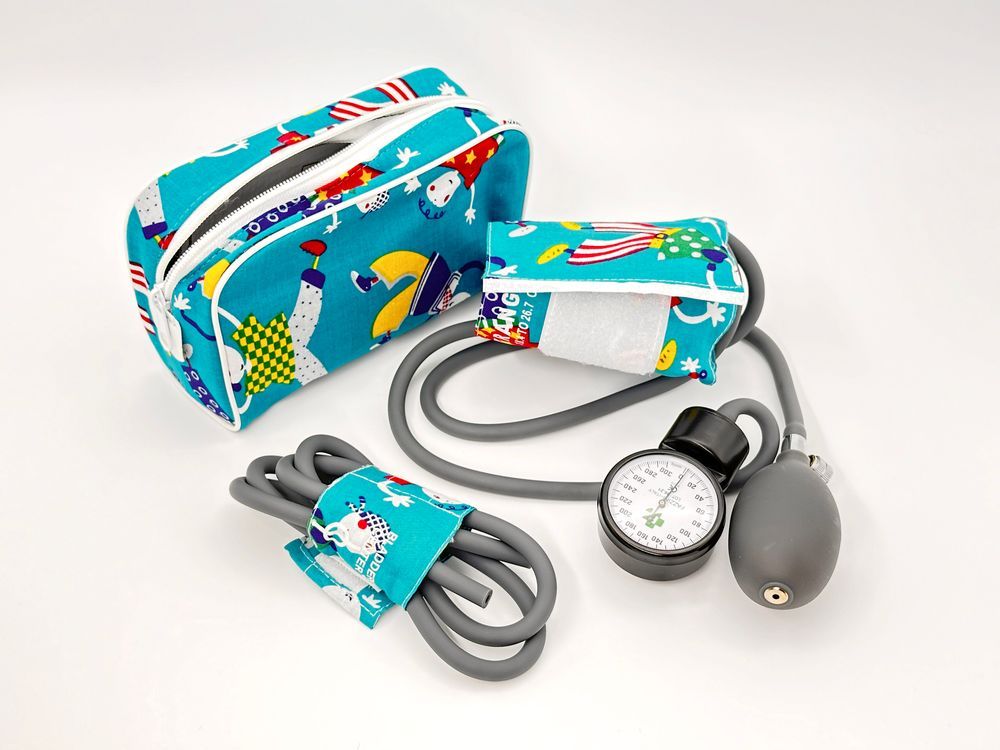 Set misuratore pressione per bambini. Bracciale, manometro, pompa, tubi e custodia. Tessuto blu con figure.