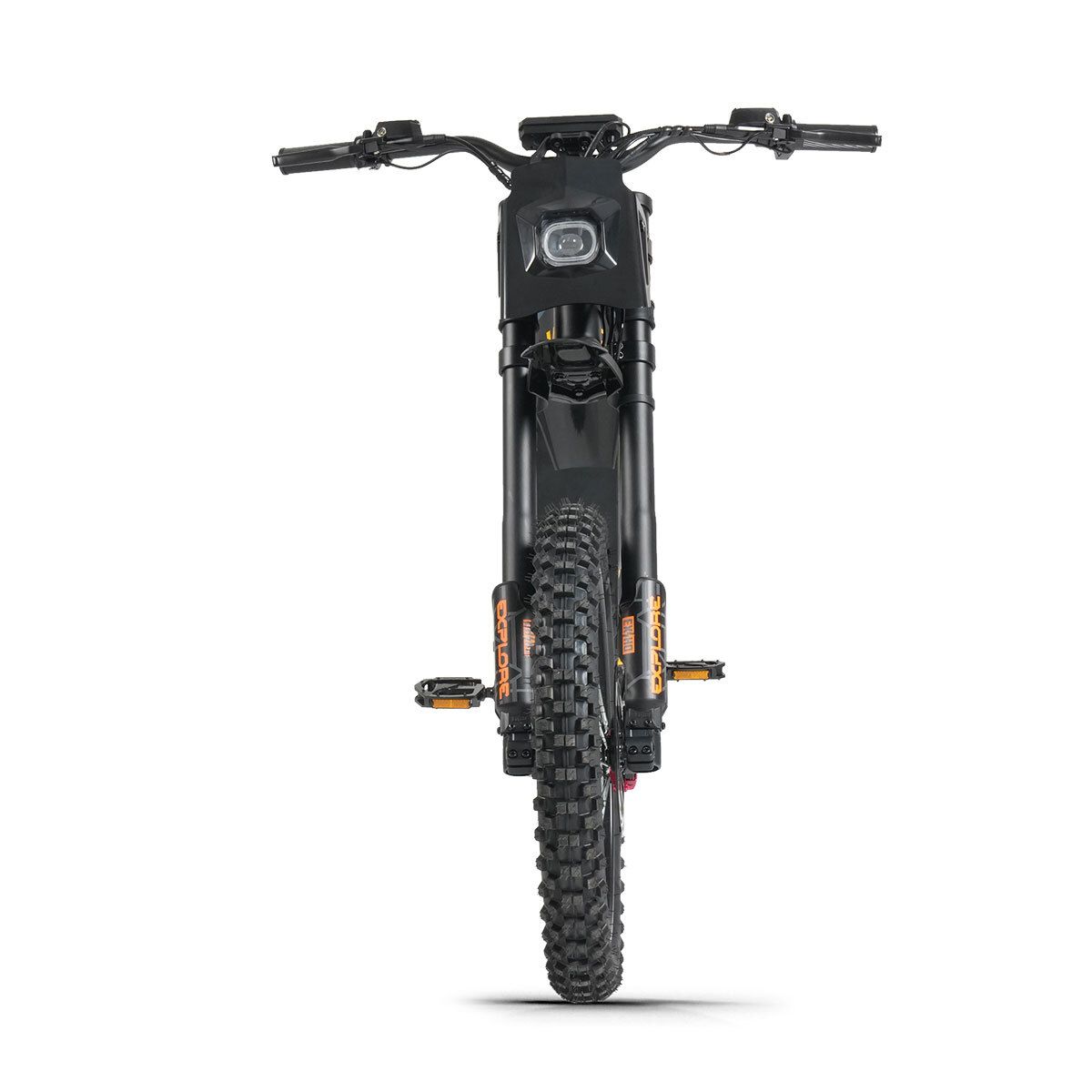 E-bike da fuoristrada nera, vista frontale. Pneumatici off-road, faro, pedali. RICH BIT V9 Ultra.
