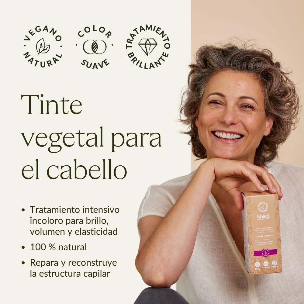 Donna con confezione prodotto. Testo: Tinte vegetal para el cabello. Loghi: Vegan, Color Suave, Tratamiento Brillante.