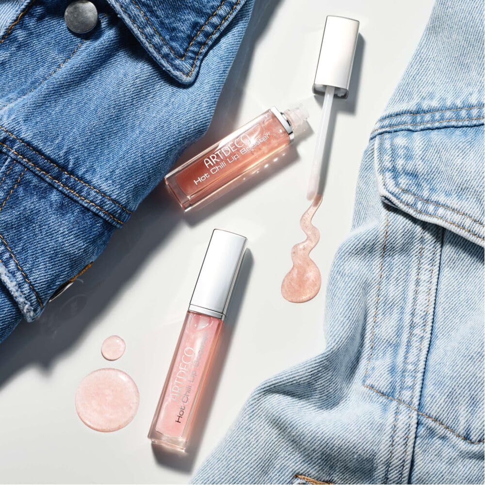 Tre Artdeco Hot Chili Lip Booster su tessuto jeans. Un booster aperto, prodotto accanto. Testo del prodotto visibile.