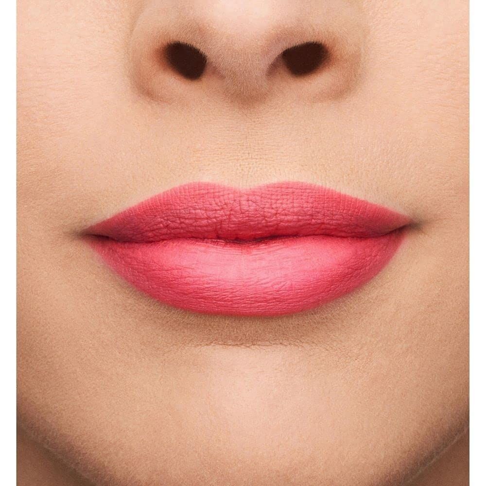 Labbra con rossetto rosa opaco. Tono della pelle.