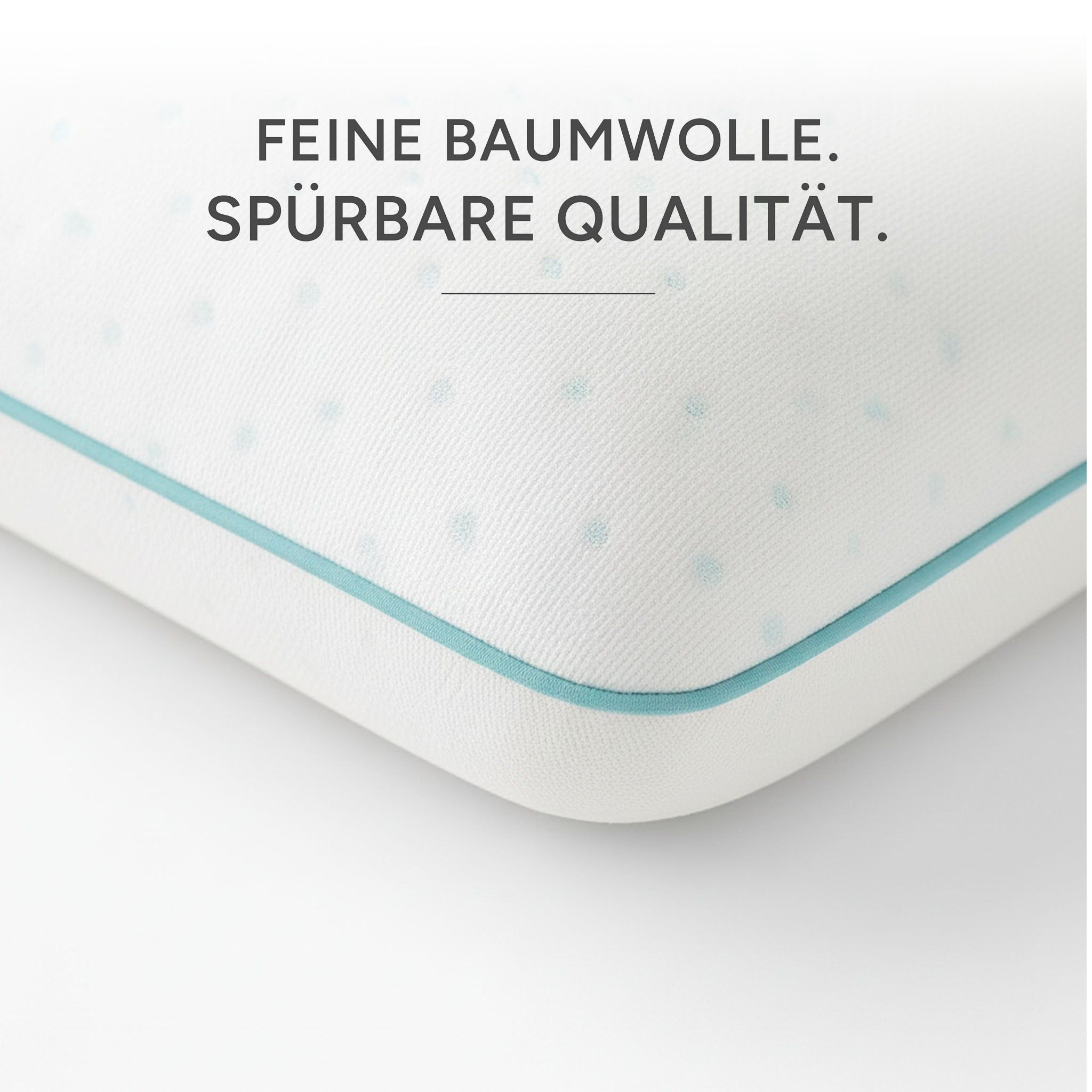 Primo piano di un cuscino bianco con piccoli pois blu e bordo azzurro.
