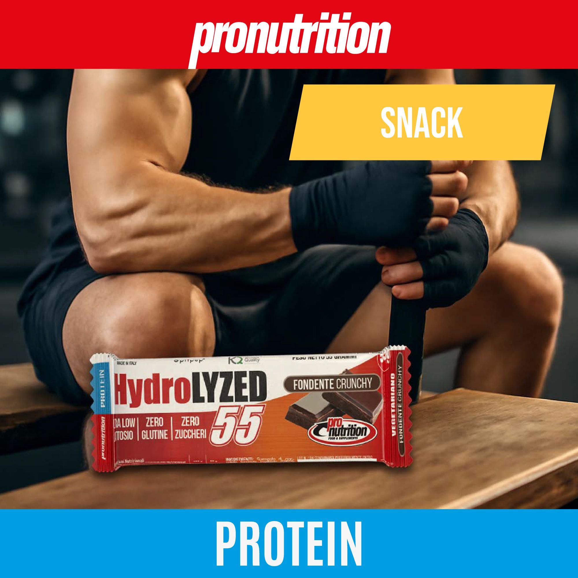 Un uomo seduto con barretta proteica "Hydrolyzed 55". Testo: Fondente Crunchy, Zero Zuccheri, Zero Glutine.