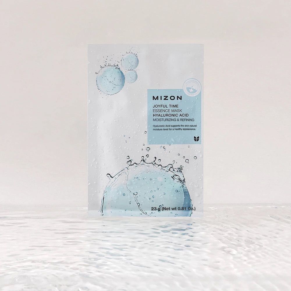 Confezione MIZON Joyful Time Essence Mask Hyaluronic Acid. Bustina bianca con logo blu e informazioni. Design con schizzi d'acqua, su acqua.