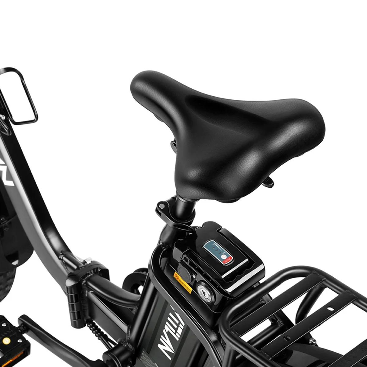 Primo piano della sella e della batteria dell'e-bike nera. Marchio Vitilan. Dettagli visibili: display, serratura.