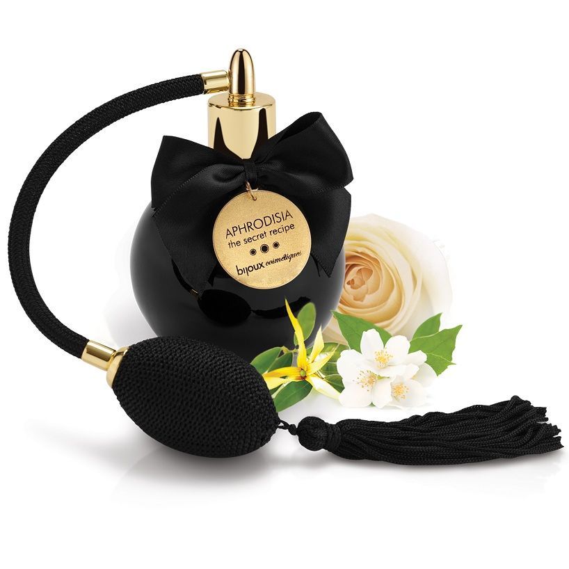 Nebulizzatore in vetro nero con fiocco, nappa e fiori. Targhetta dorata con nome del prodotto.