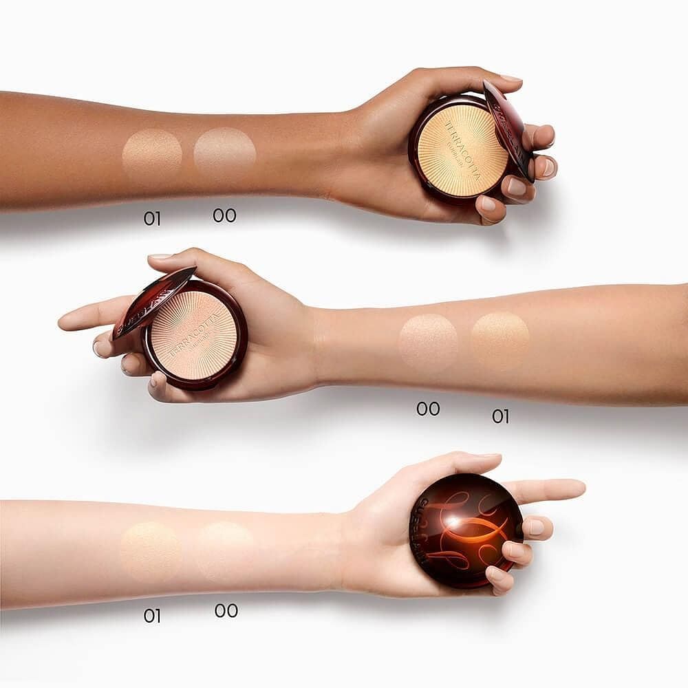 Tre mani mostrano campioni di Polvere Abbronzante Luminosa Guerlain Terracotta 00 Ivory. Prodotto e campioni visibili.