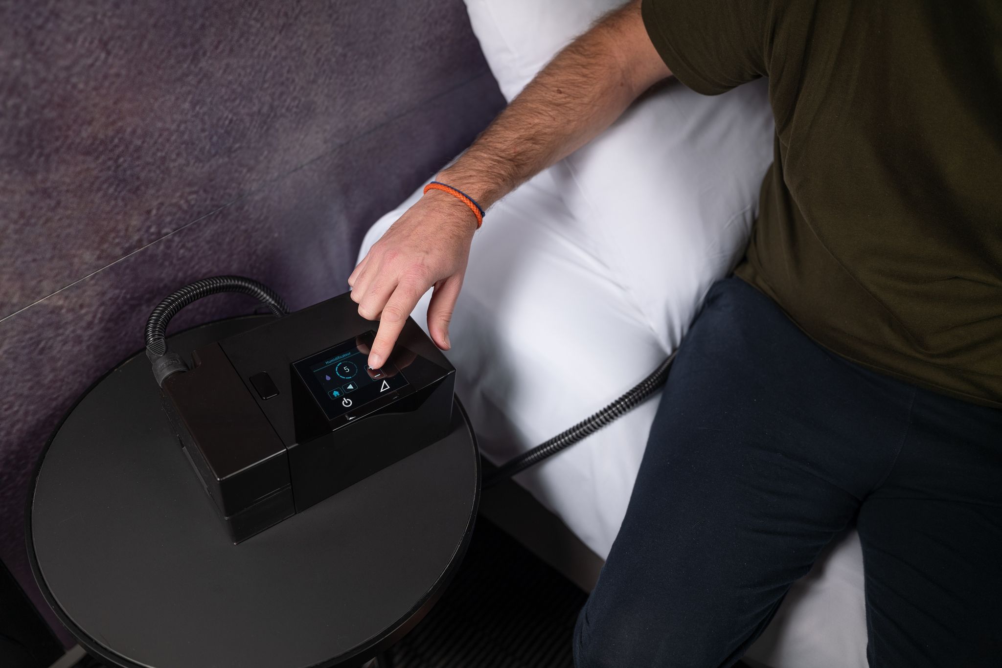 Mano che aziona un dispositivo APAP con display touchscreen.