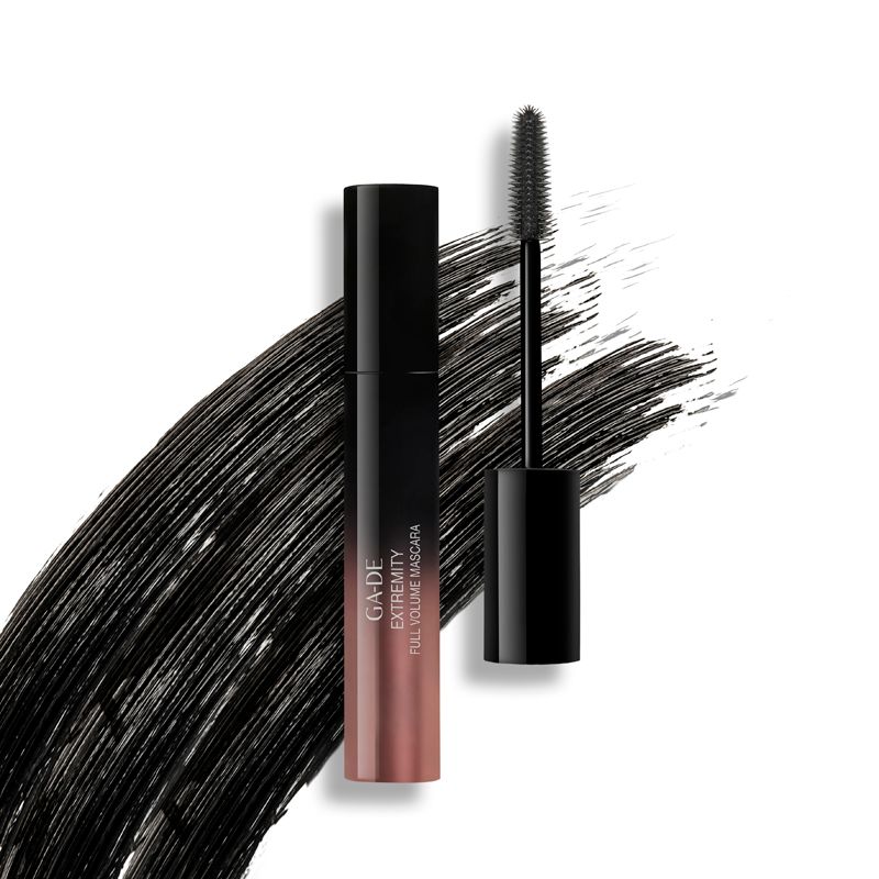 Tubo di mascara con spazzola e tratto nero. Scritta: GA-DE Extremity Full Volume Mascara. Spazzola nera estratta.