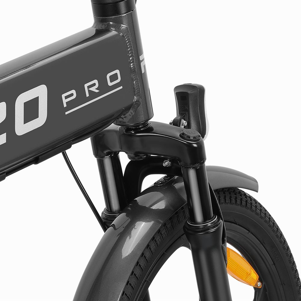 Primo piano della ruota anteriore e della forcella della e-bike PVY Z20 Pro. Faro e parafango.