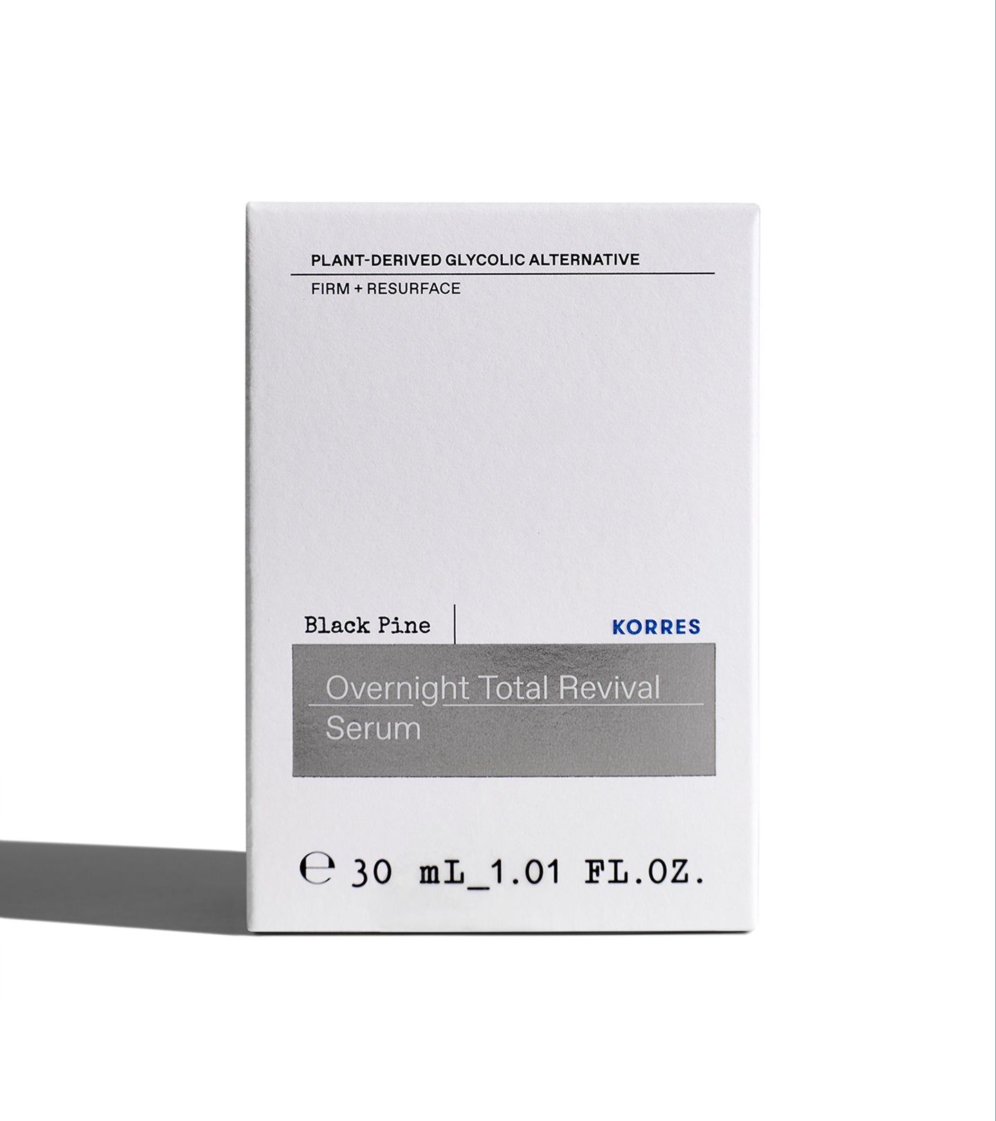 Confezione bianca con nome del prodotto e marchio. Contiene testo: Black Pine, Overnight Total Revival Serum, KORRES.