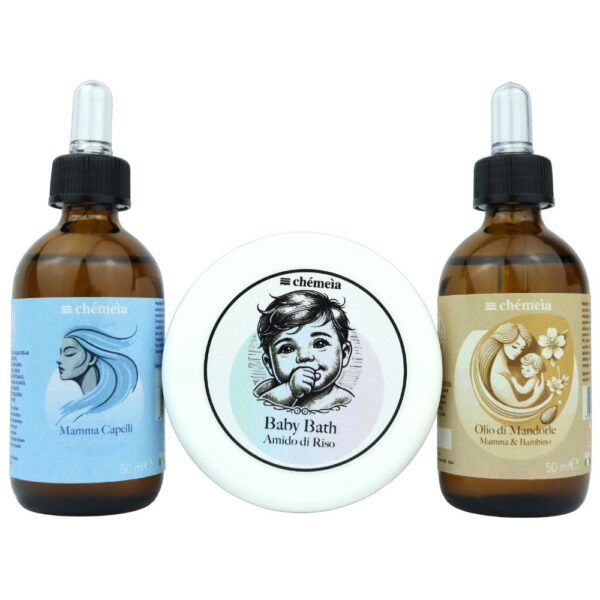 Tre bottiglie e un contenitore rotondo. Sulle bottiglie "Chémeìa". Sul contenitore, un bambino. Scritta: Baby Bath.