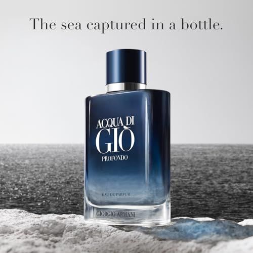 Flacone blu su sfondo bianco. Scritta: ACQUA DI GIÒ PROFONDO, Eau de Parfum, Giorgio Armani. Testo: The sea captured in a bottle.