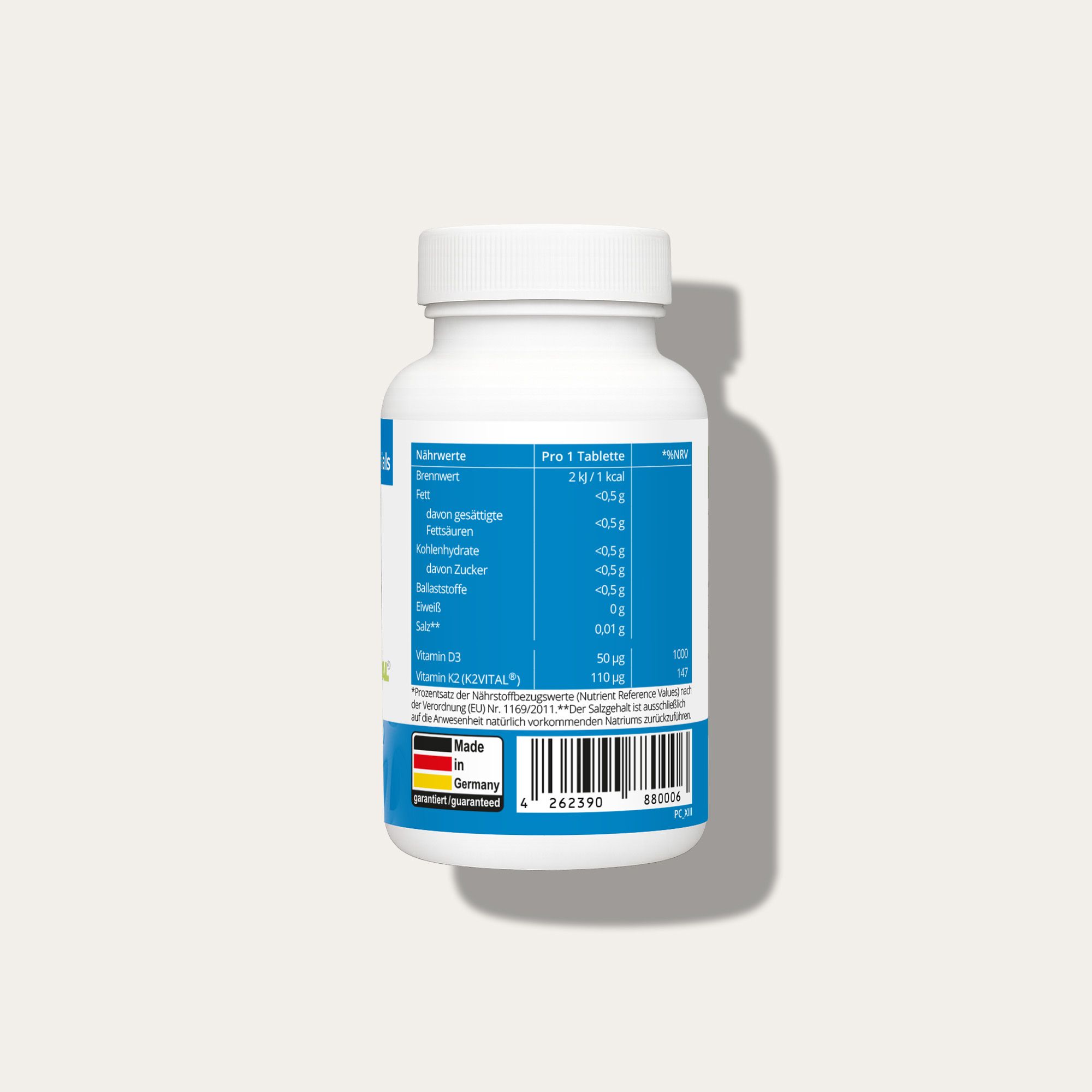 Flacone bianco con etichetta blu. Contiene informazioni nutrizionali e su vitamina D3 e K2. Prodotto in Germania.
