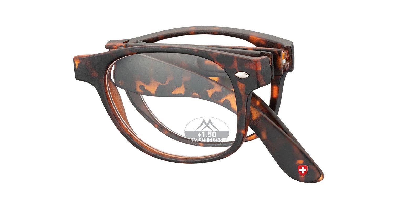 Occhiali piegati marroni con lenti. Sulle lenti "+1.50". Aste con scritta "Montana" e croce svizzera.