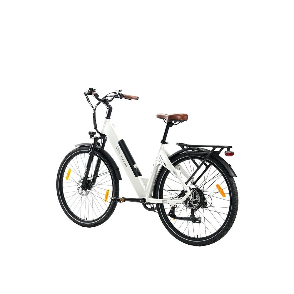 E-bike bianca con sella e manopole marroni. Pneumatici neri, portapacchi e parafanghi. Riflettori gialli sui raggi.