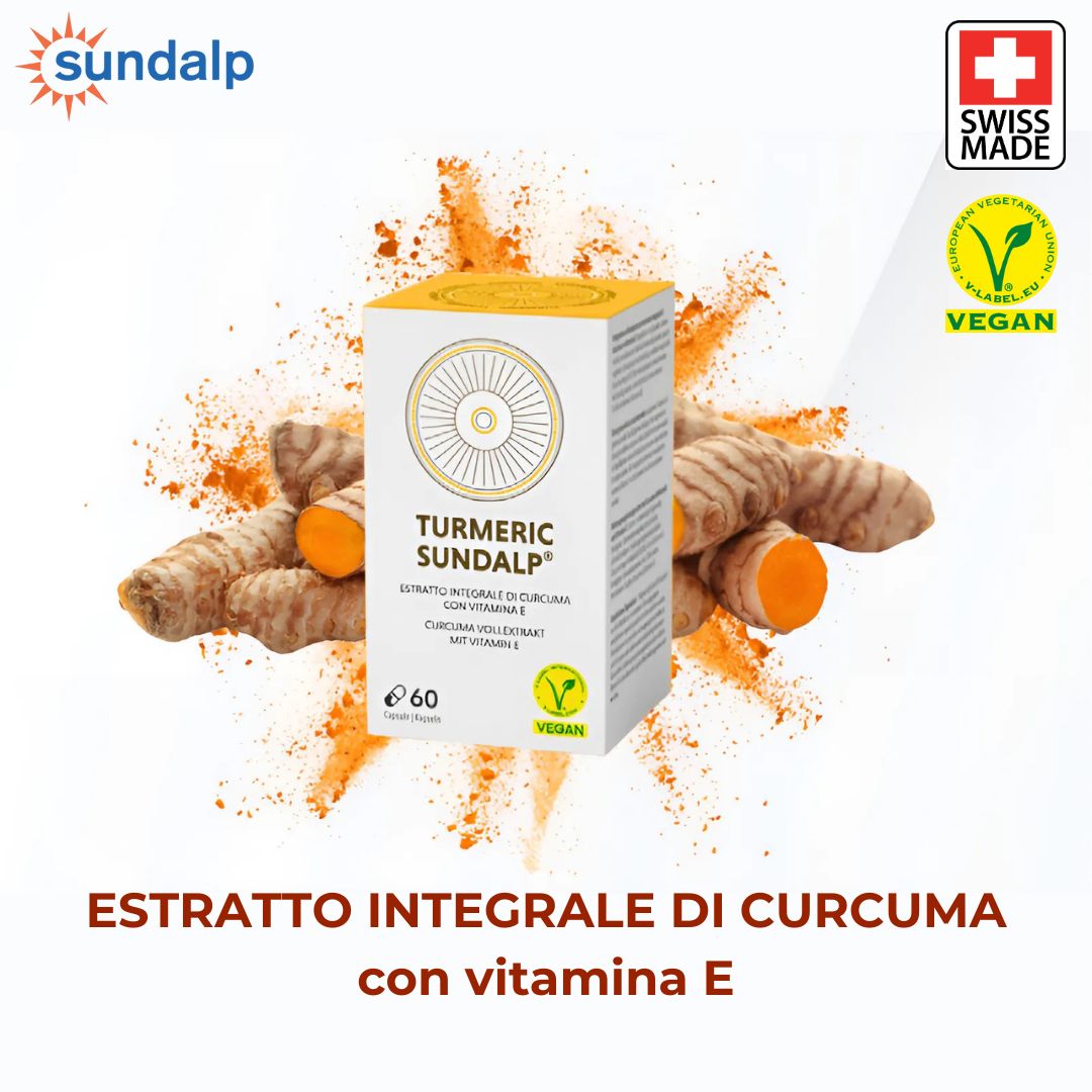 Confezione del prodotto con radici di curcuma. Scritta: TURMERIC SUNDALP, estratto con vitamina E. Sigillo vegano. Sfondo giallo.