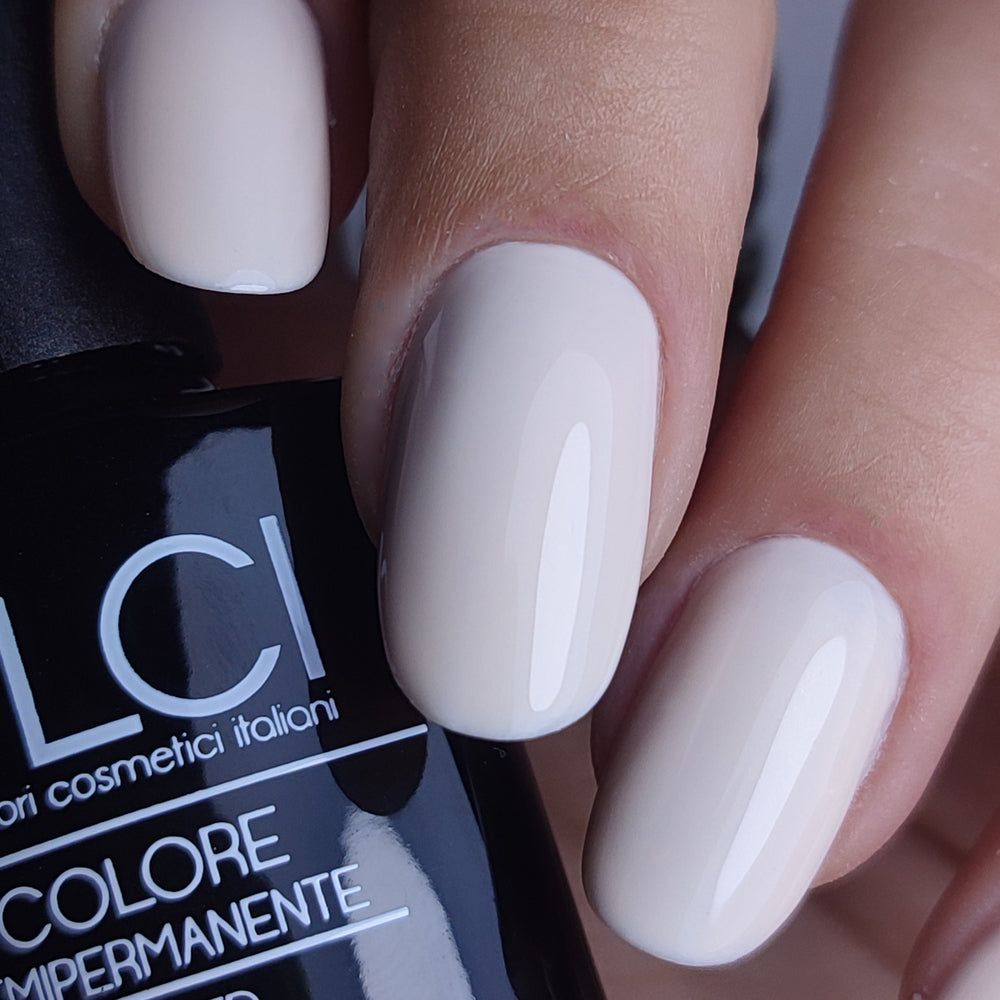 Primo piano di unghie smaltate beige chiaro. Visibile: LCI COLORE SEMIPERMANENTE.