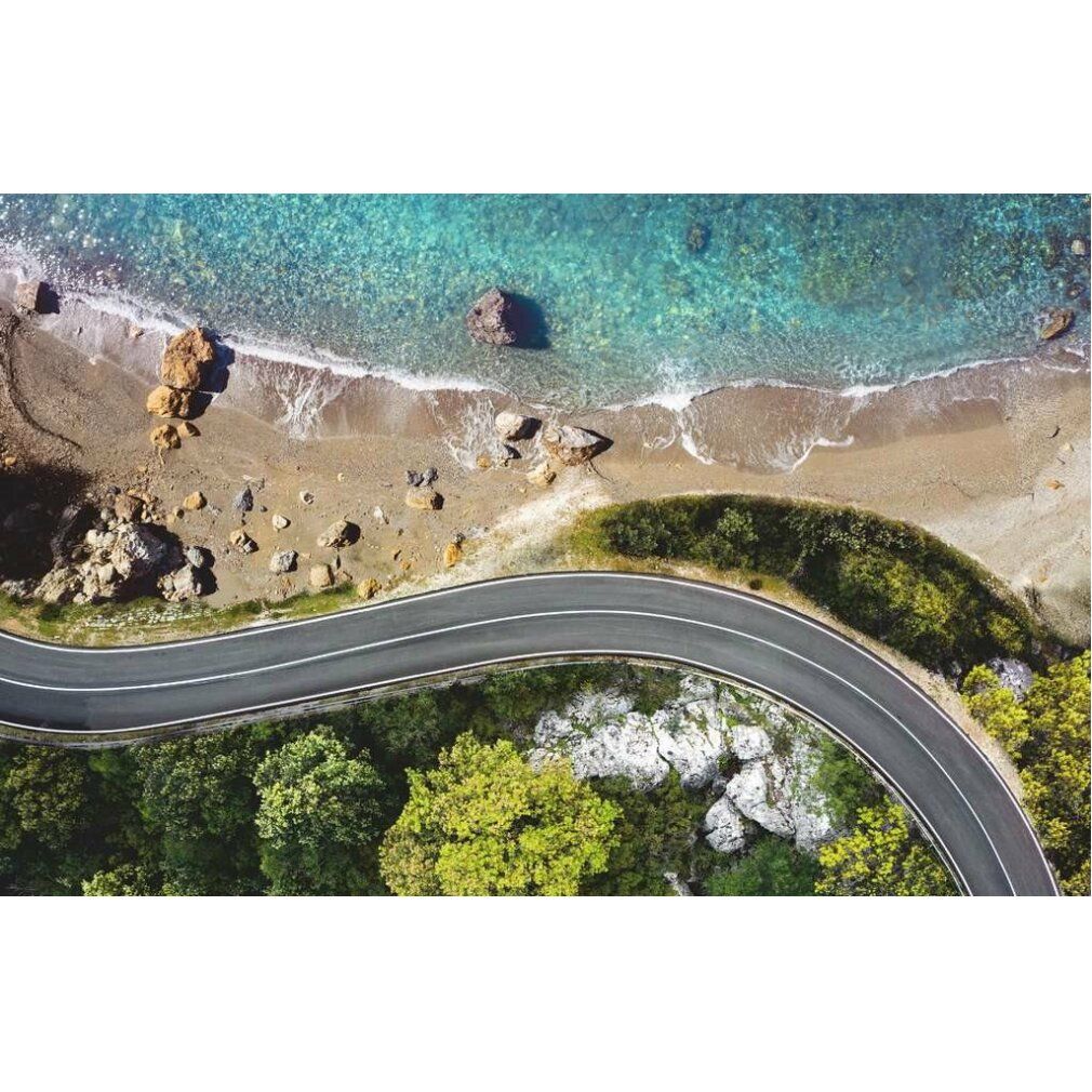 Motivo puzzle: strada costiera con mare e rocce. Vista aerea del paesaggio. Senza confezione, solo il motivo del puzzle.