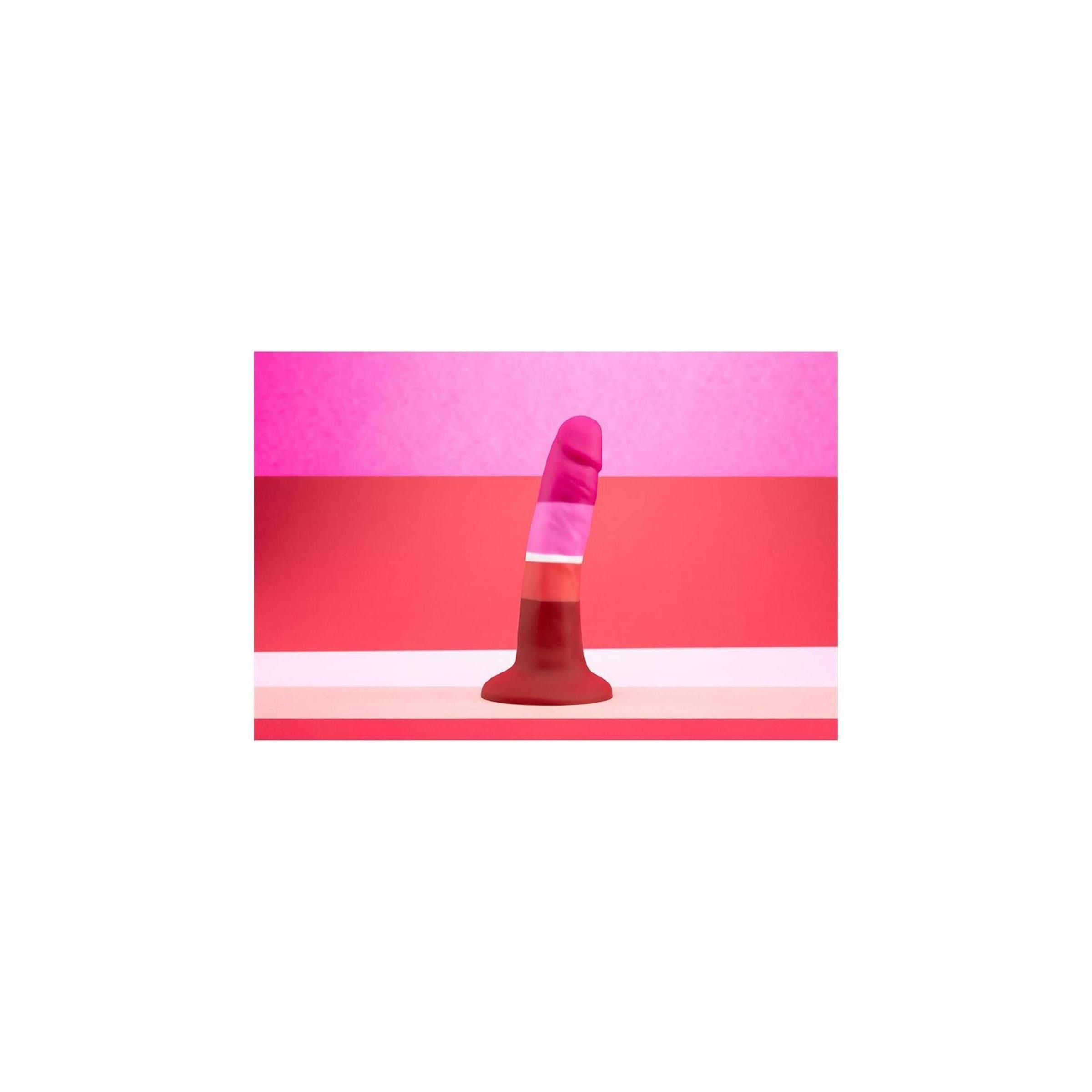Dildo multicolore. Colori: rosa, bianco, arancione e rosso. Base e punta arrotondate.