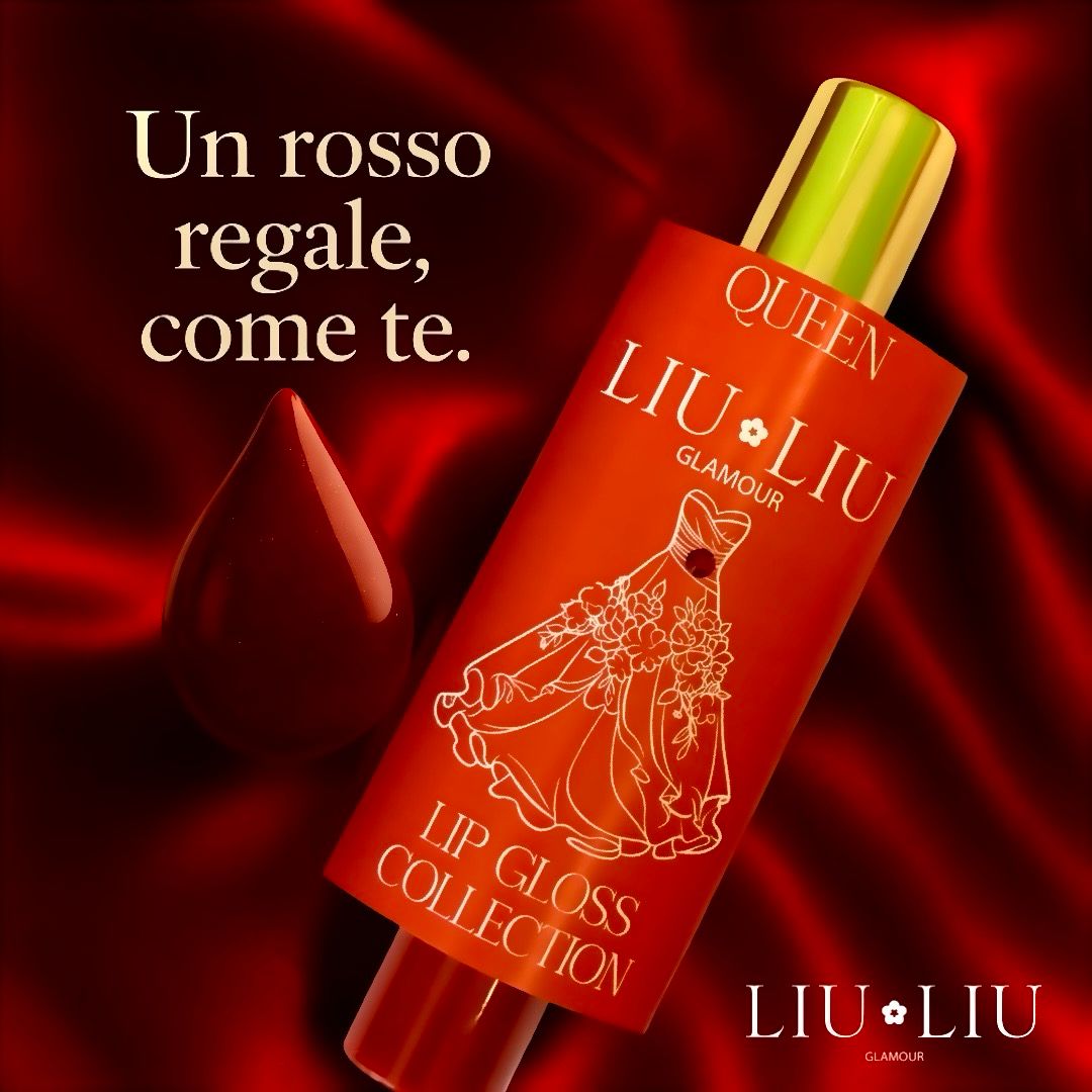 Flacone di lucidalabbra rosso con tappo dorato. Scritta: LIU LIU Glamour, Queen. Sfondo rosso con testo e goccia.