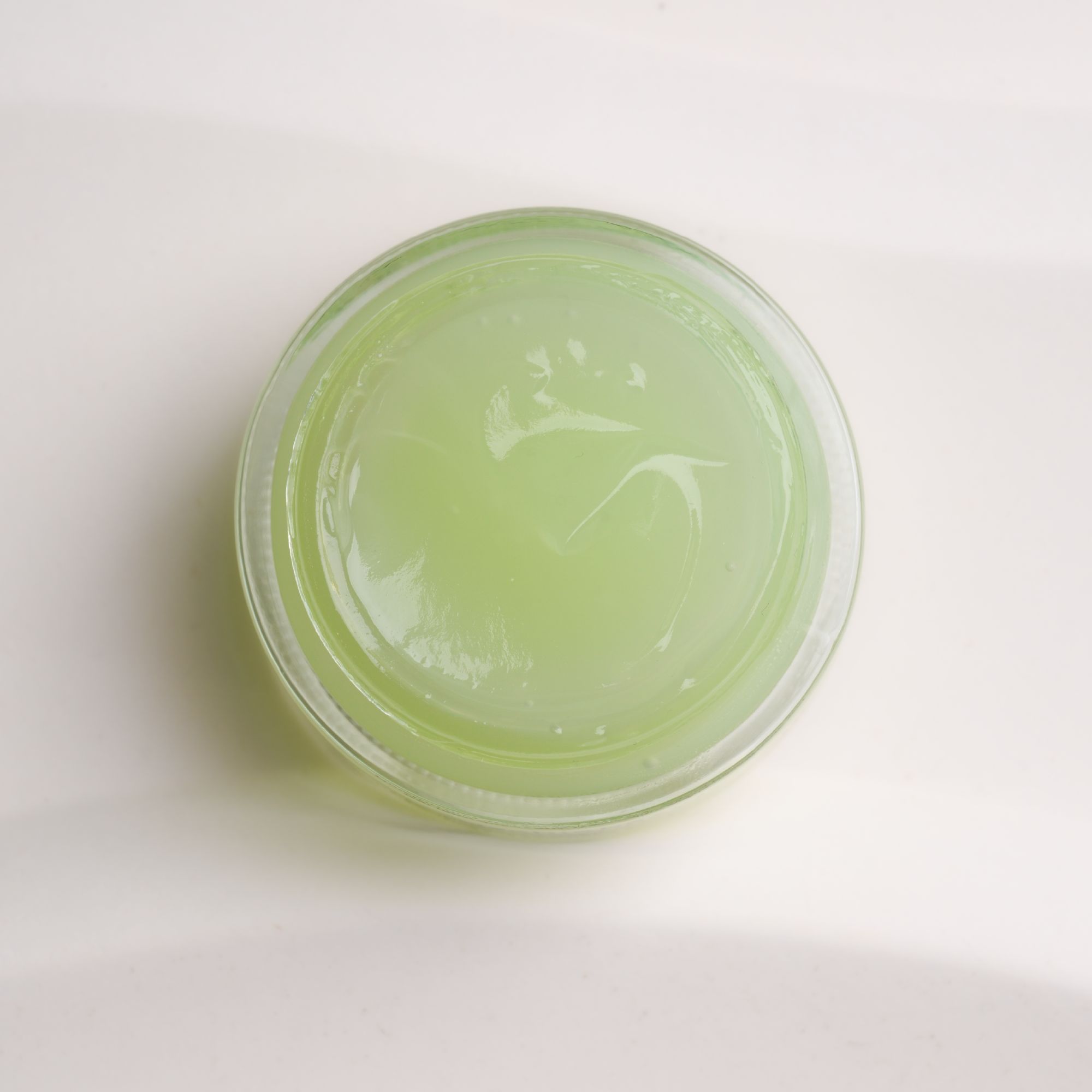 Gel verde in un contenitore di vetro trasparente. Vista dall'alto.