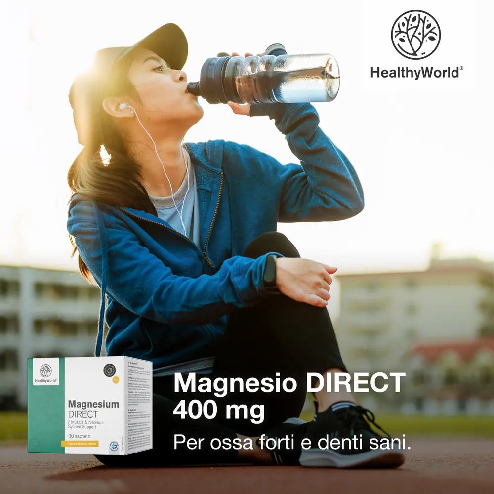 Donna beve acqua. HealthyWorld Magnesium DIRECT, 400 mg. Per ossa e denti sani.