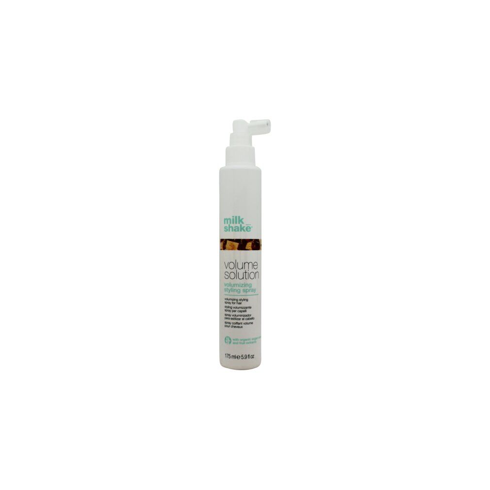 Flacone bianco con erogatore spray. Scritta: milk_shake, volume solution, volumizing styling spray. Su sfondo bianco.