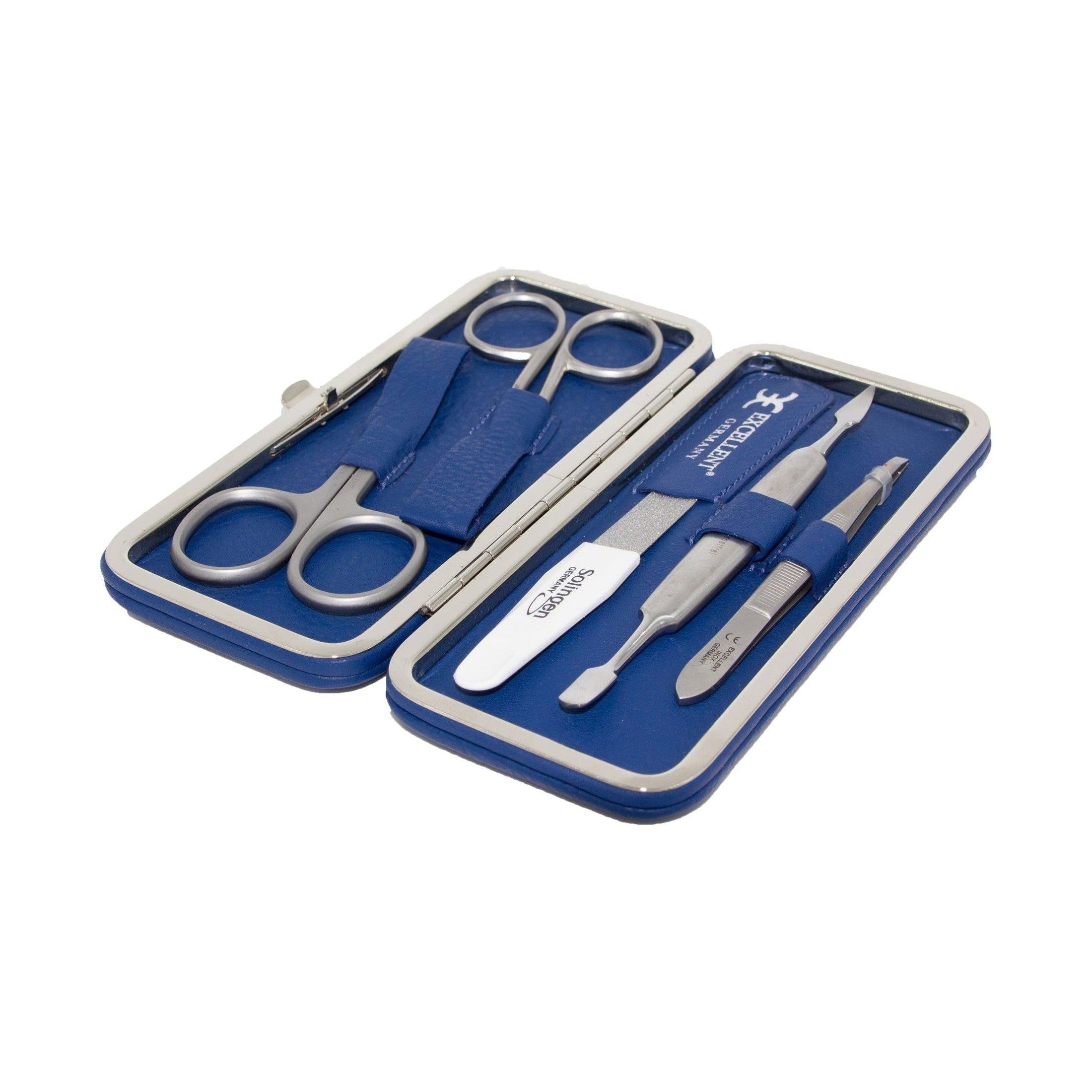 Astuccio manicure in similpelle blu, aperto. Contiene forbici, lima e altri strumenti. Marchio: EXCELLENT GERMANY. Angolo di ripresa obliquo.