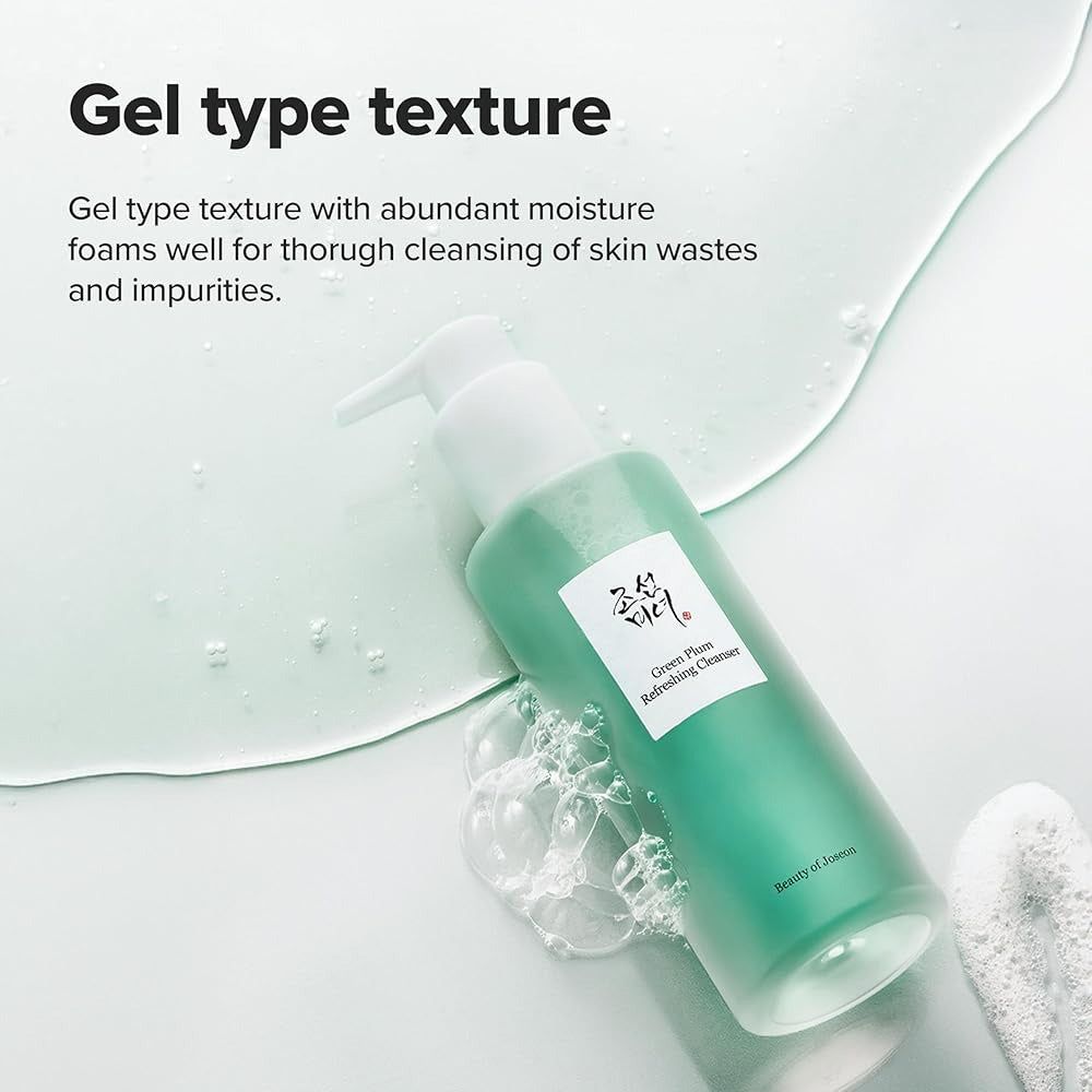 Flacone verde con dispenser a pompa, contenente gel verde. Etichetta: Green Plum Refreshing Cleanser.