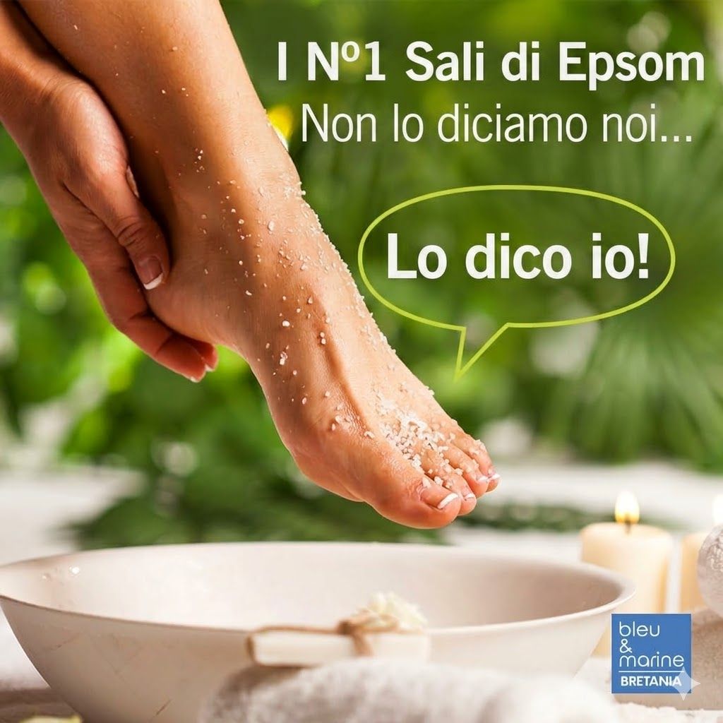 Piede in una ciotola con sale. Testo: 'Lo dico io!' e 'bleu & marine Bretania'. Candela e sapone sullo sfondo.