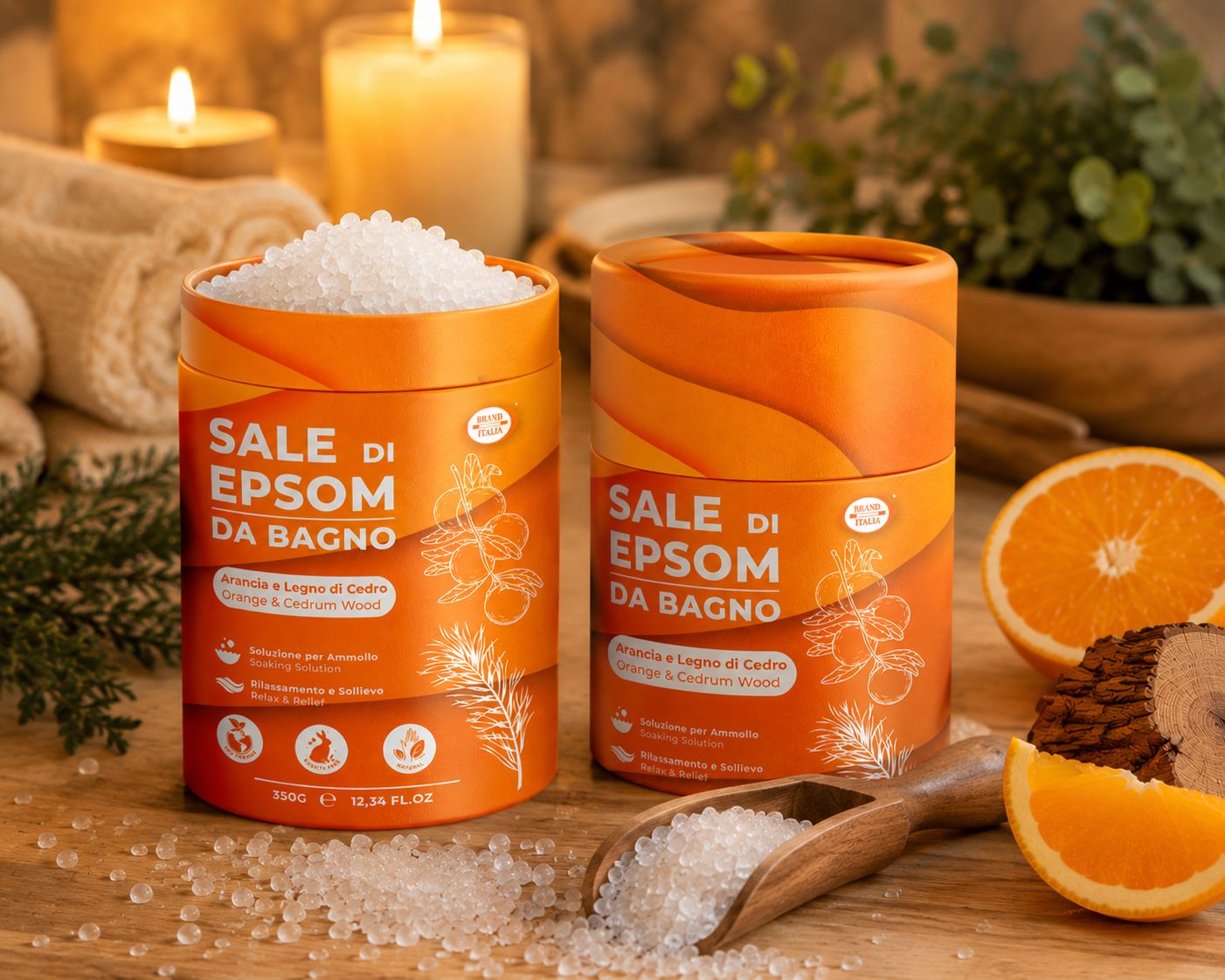 Due contenitori di sali da bagno Epsom, etichettati "SALE DI EPSOM DA BAGNO". Motivi arancia e legno di cedro.