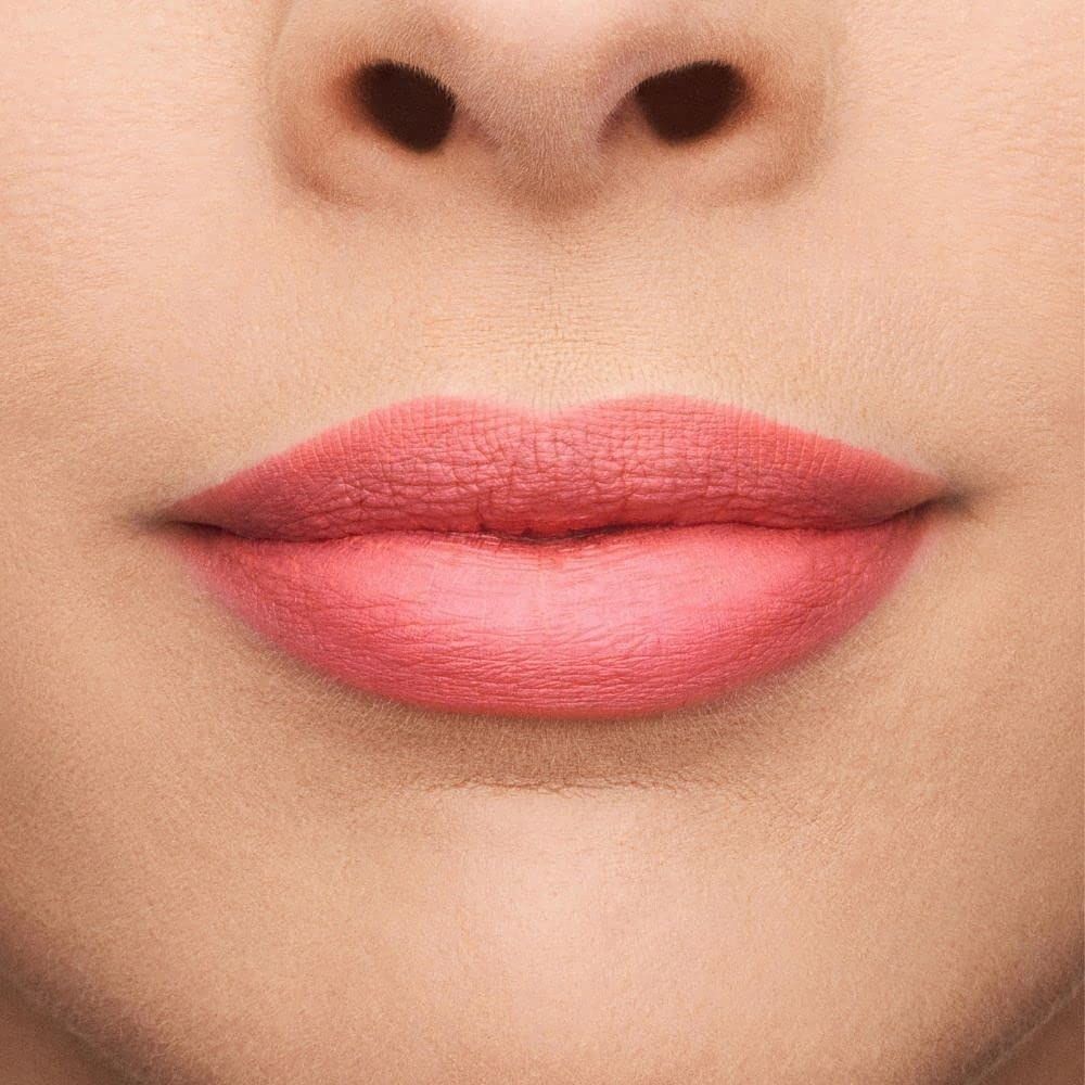 Labbra truccate con rossetto rosa opaco.