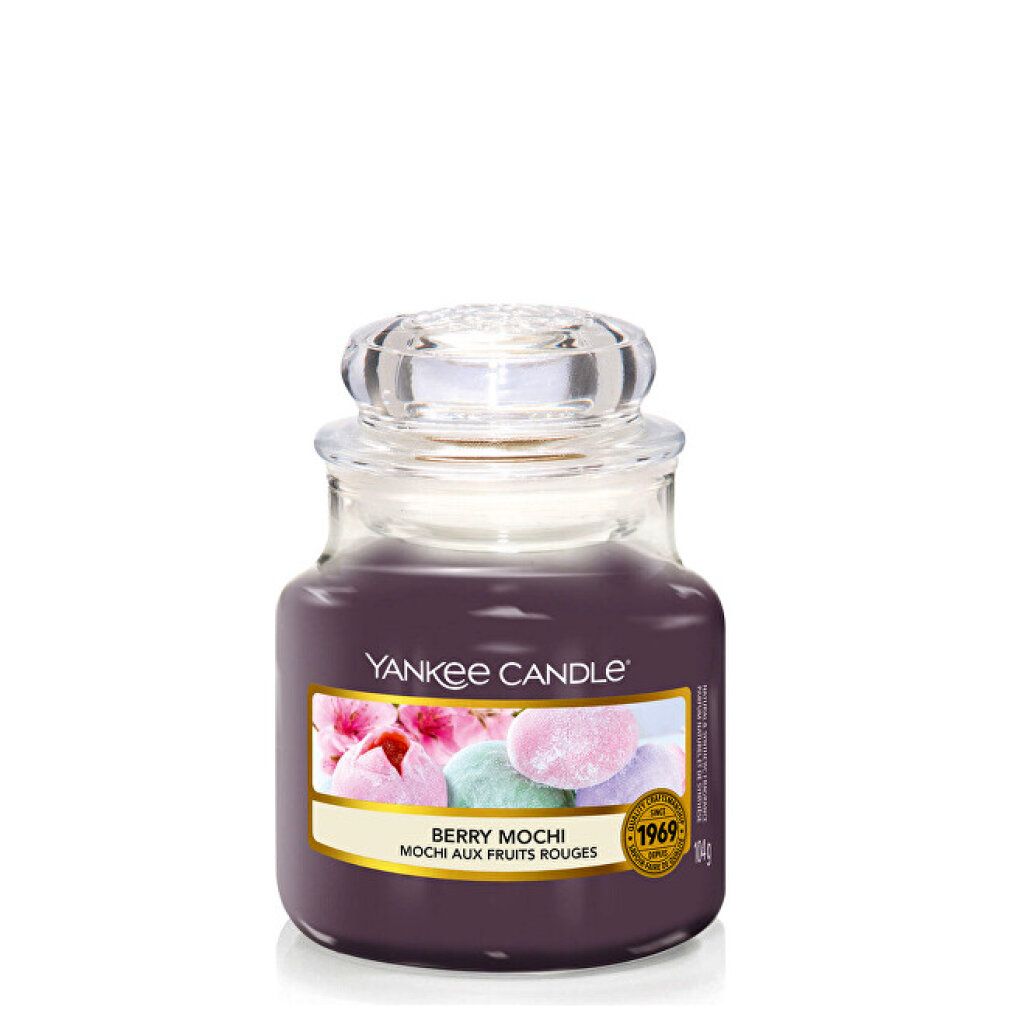 Yankee Candle Mochi Small Jar. Vaso di vetro viola con coperchio. Etichetta con nome prodotto e immagine di mochi.