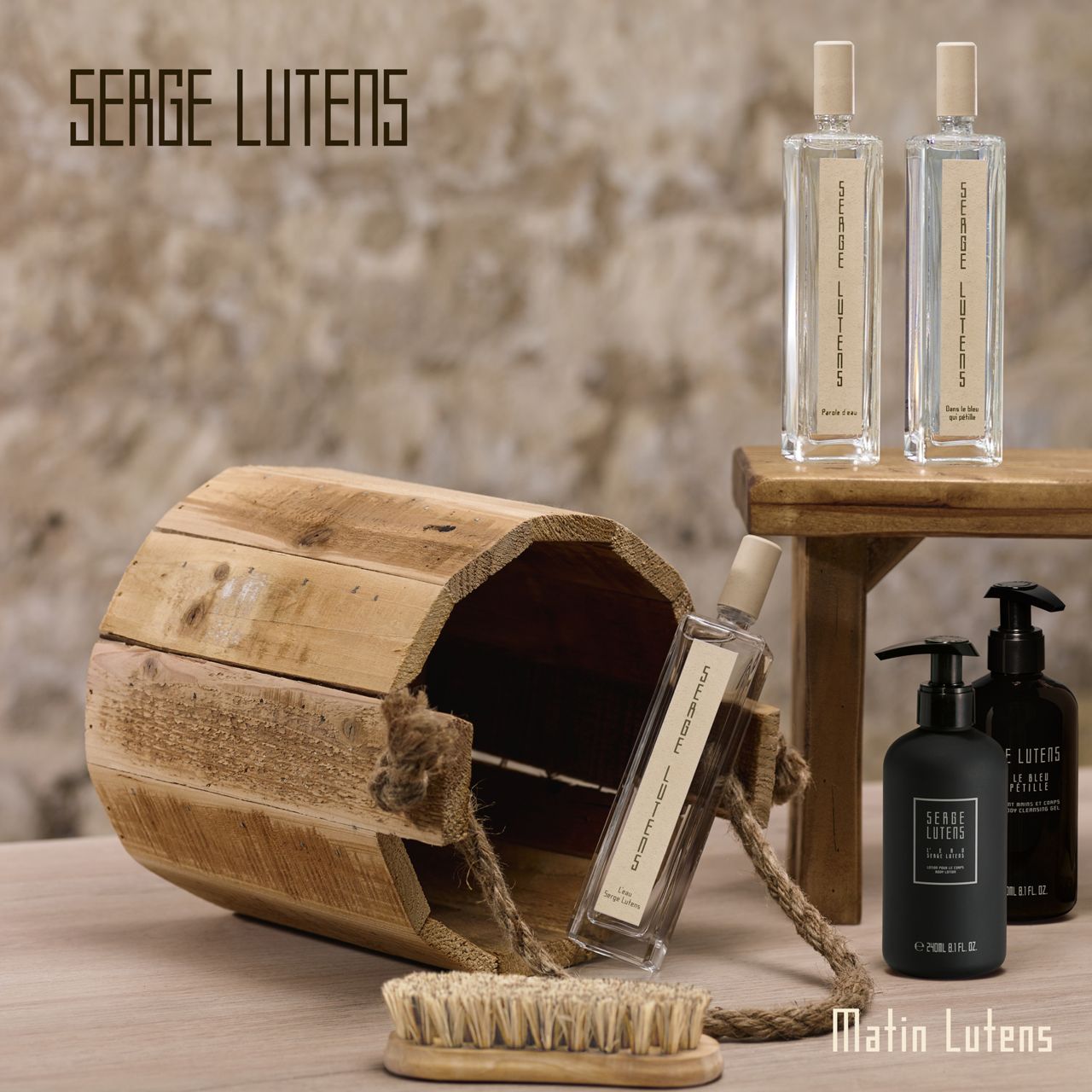 Composizione: flaconi, spazzola, secchio in legno. Scritta: Serge Lutens, Matin Lutens. Due flaconi con vaporizzatore.
