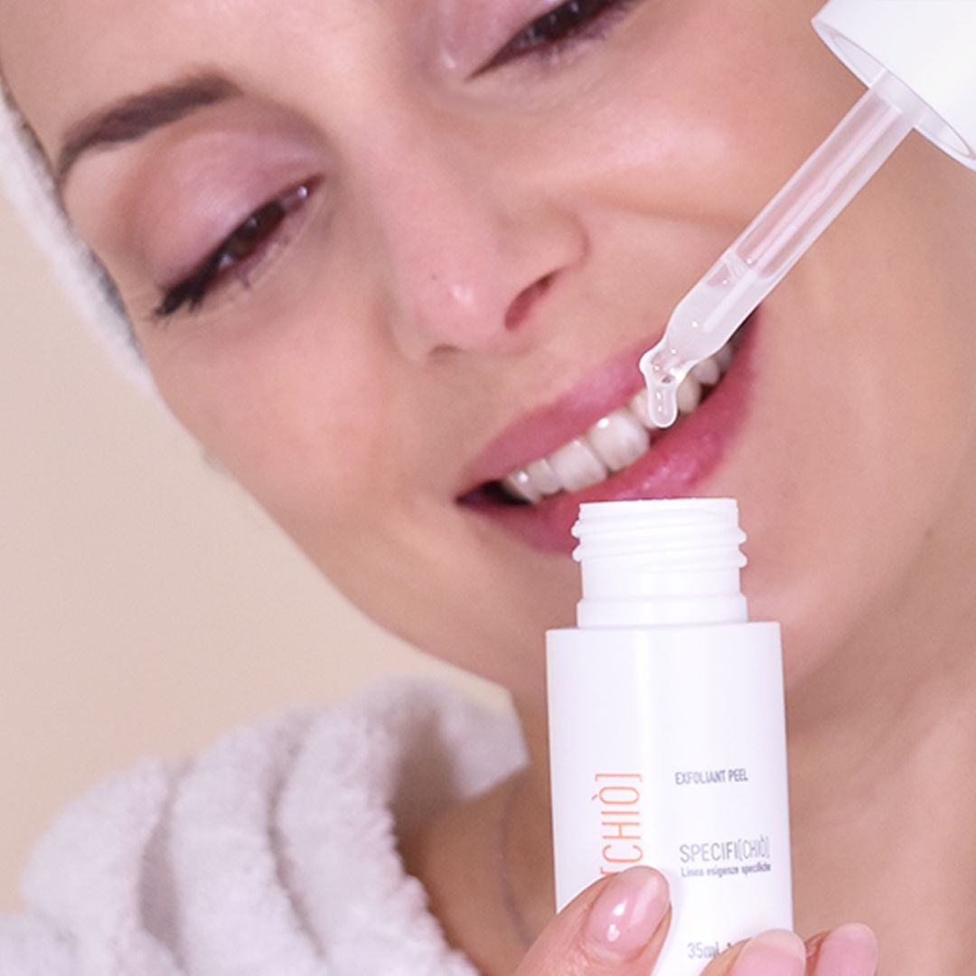 Flacone bianco con pipetta. Scritta CHIÒ. Donna con pipetta sopra la bocca. Exfoliante Peel.