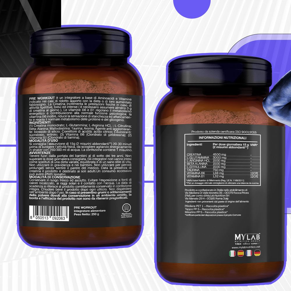 Due immagini del prodotto. Barattoli marroni con coperchi neri. Testo: PRE WORKOUT, 250g, frutti di bosco. Retro con ingredienti e informazioni nutrizionali.