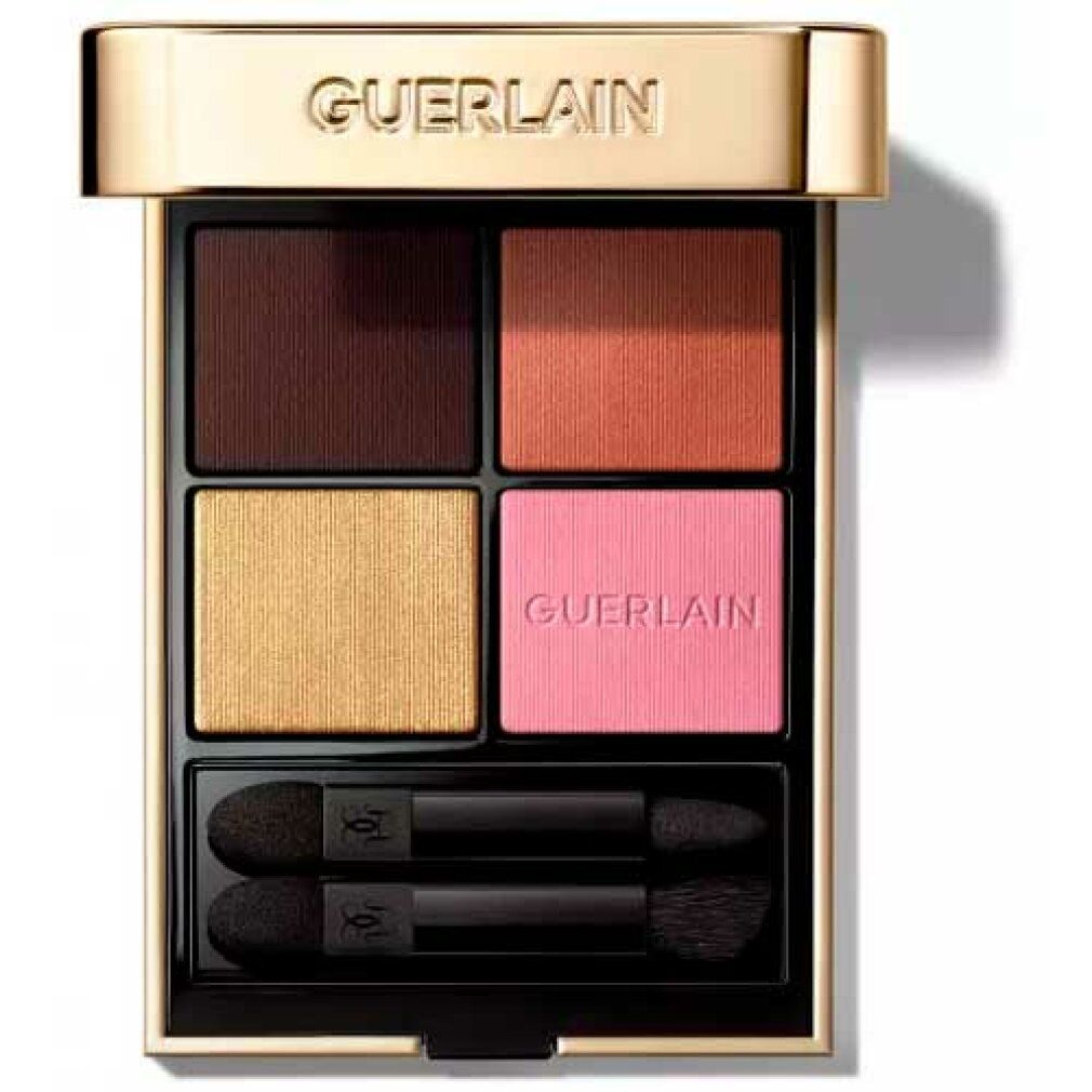Palette ombretti dorata aperta con quattro tonalità e due applicatori. Marchio visibile.