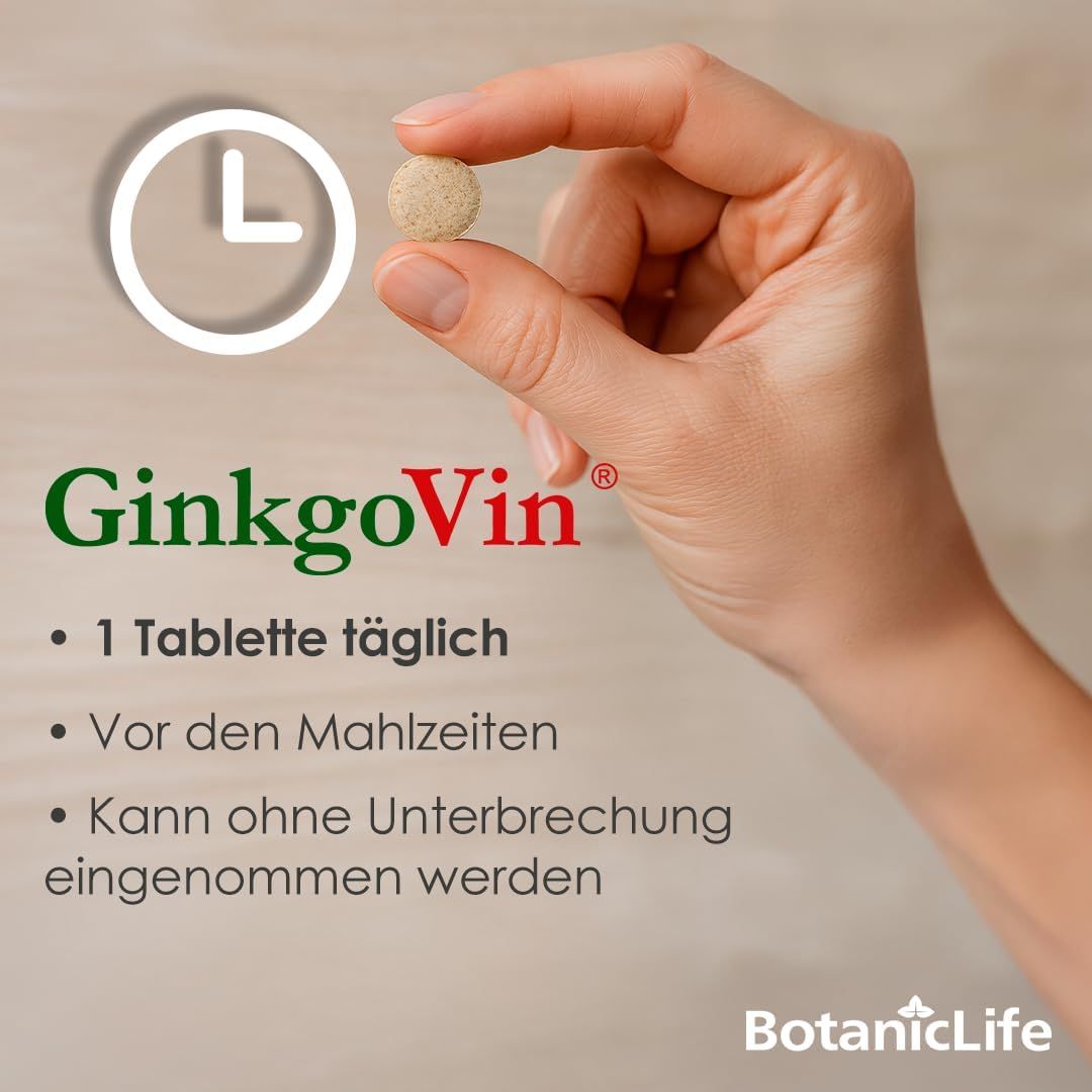 Compressa di GinkgoVin in mano. Testo: 1 compressa al giorno. Logo e testo: BotanicLife. Simbolo dell'orologio.