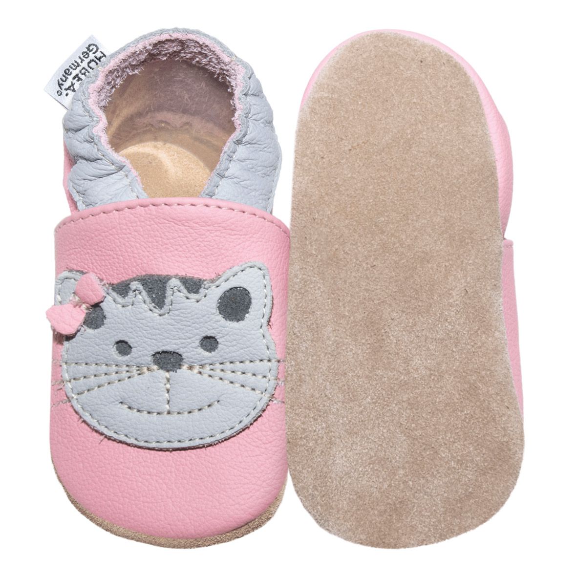 Scarpina rosa per neonati con motivo gatto e suola. Gatto grigio sul davanti, fiocco. Logo HOBEA-Germany. Una suola visibile.