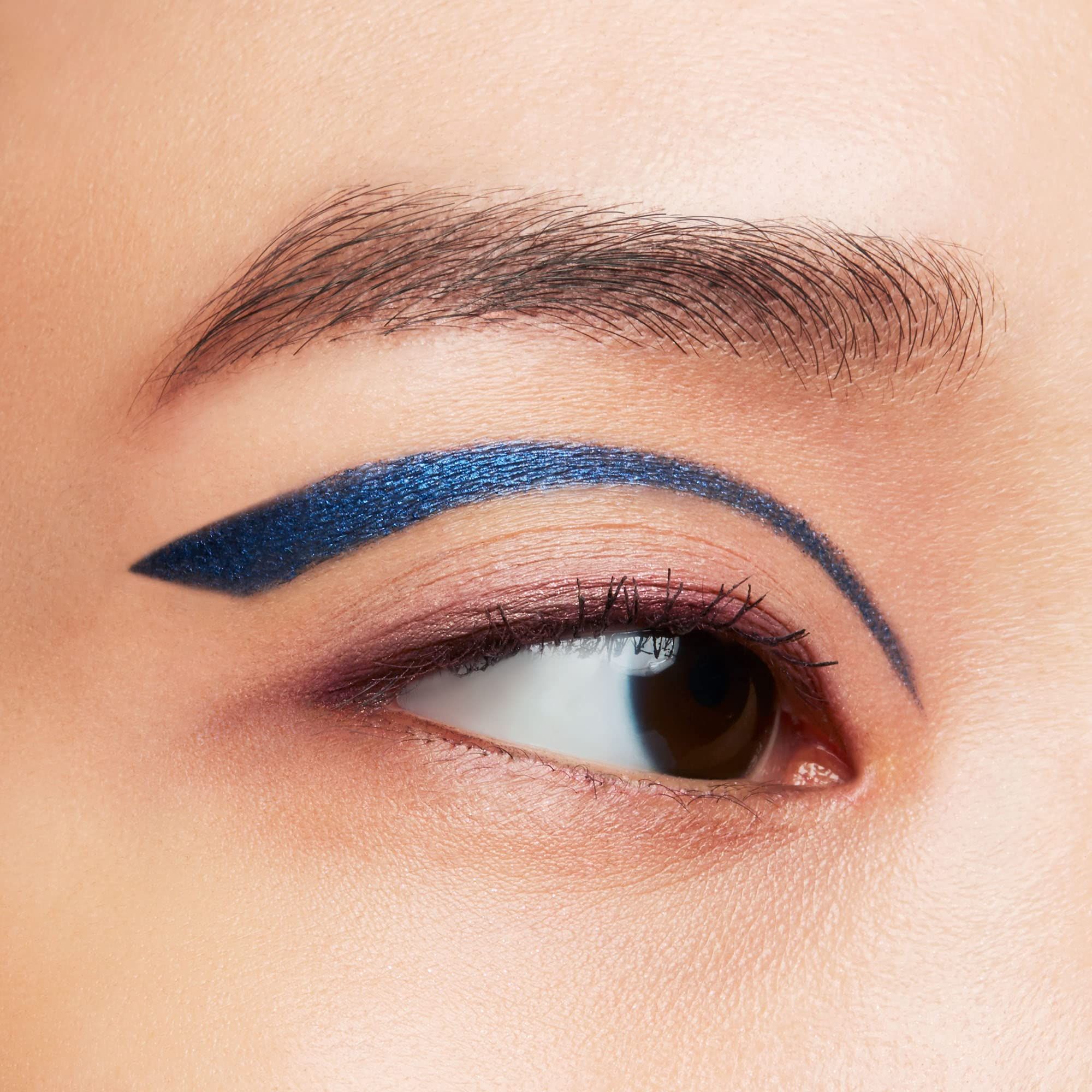 Occhio con eyeliner blu. Tono della pelle, sopracciglio, ciglia.