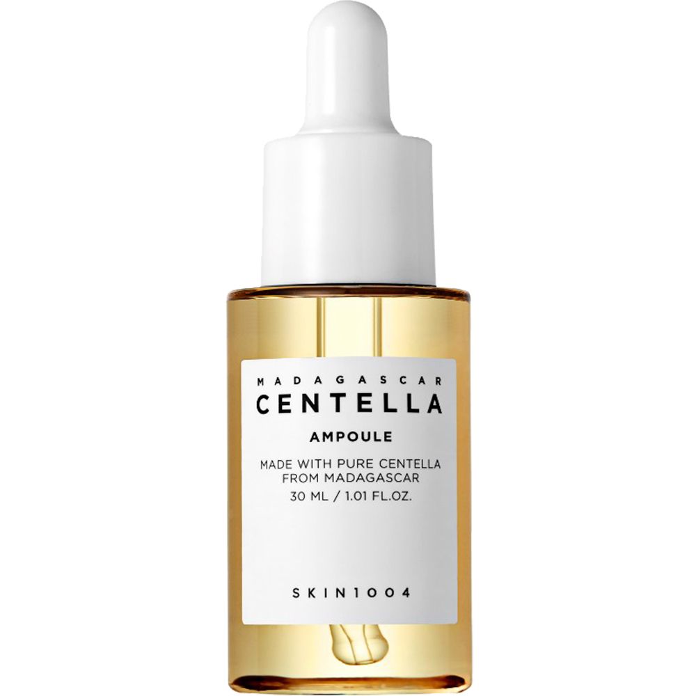 Flacone in vetro con siero, tappo bianco e pipetta. Scritta: MADAGASCAR CENTELLA AMPULE. SKIN1004.
