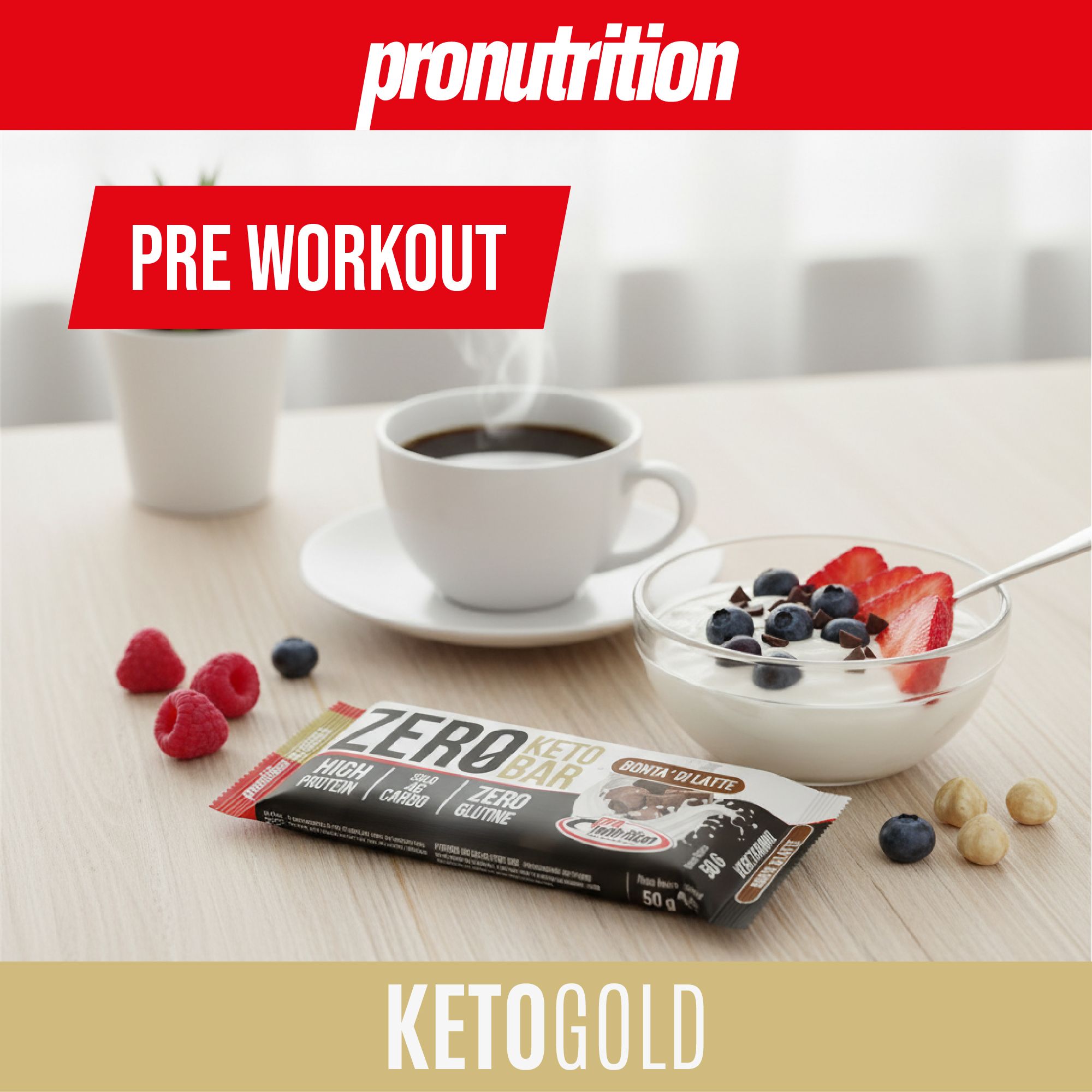 Barretta su tavolo con caffè, yogurt, frutti di bosco e noci. Scritta: Zero Keto Bar, High Protein, Zero Gluten.