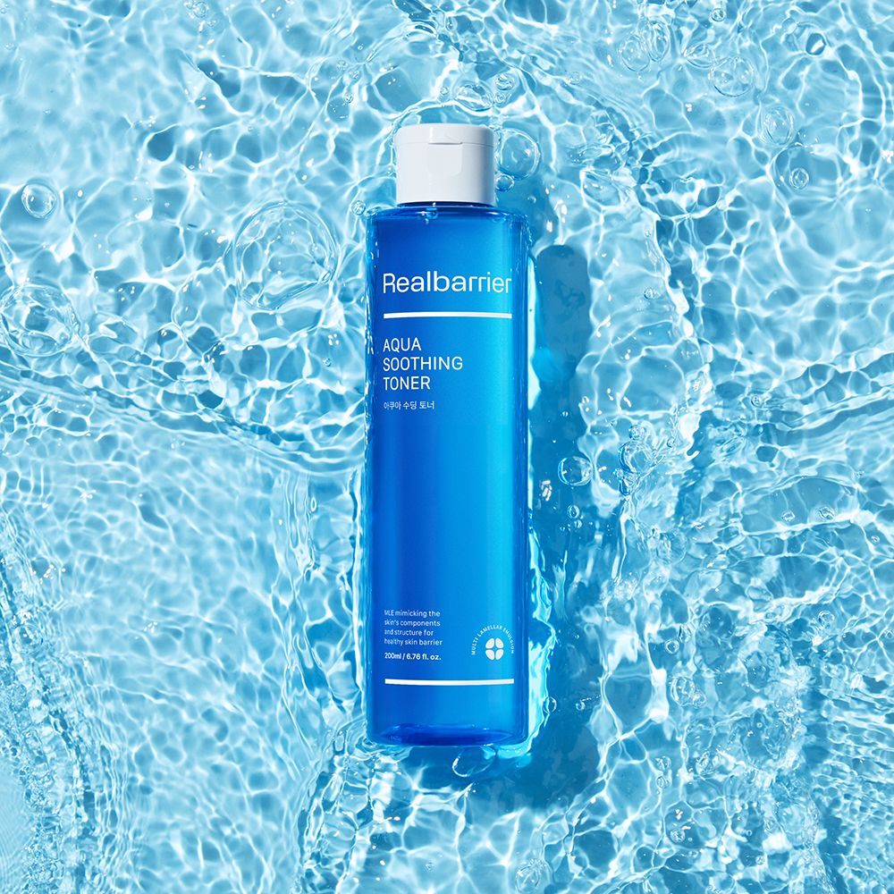 Flacone blu nell'acqua. Scritta: Realbarrier, AQUA SOOTHING TONER. Confezione del prodotto.