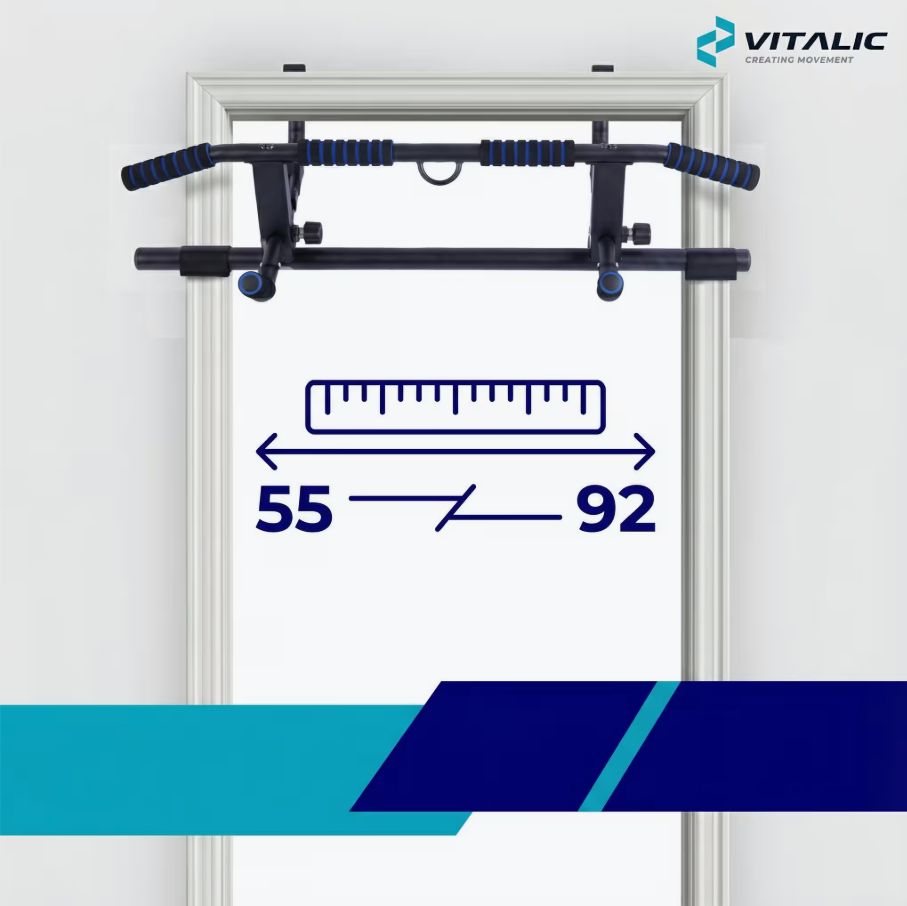 Barra per trazioni per telaio porta. Regolabile da 55 a 92 cm. Struttura in metallo nero con maniglie blu. Logo VITALIC.